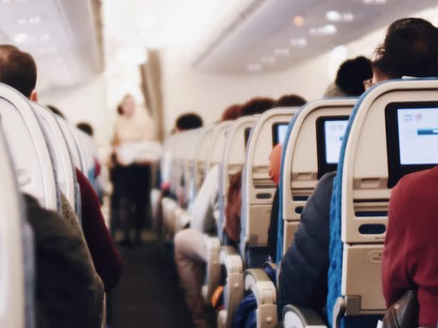 Експерт обясни защо никога не трябва да ядете в самолета