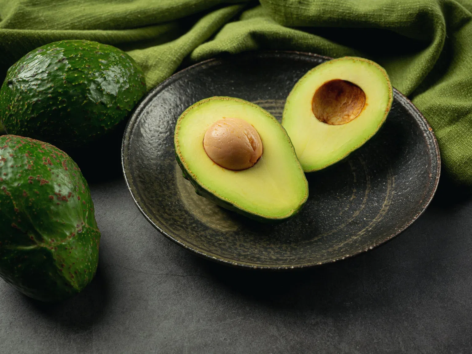 Магията на маслото от авокадо в домашни рецепти за красота