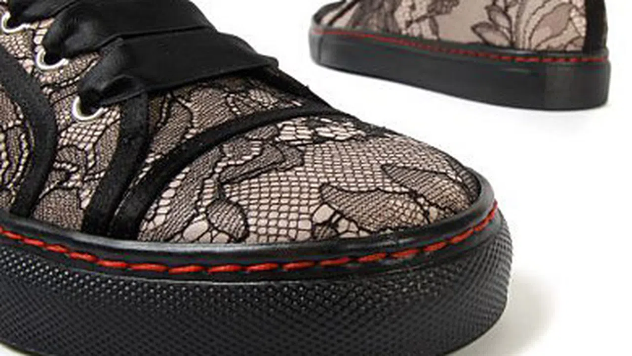 Дантелени кецове от Valentino Новини - woman.bg