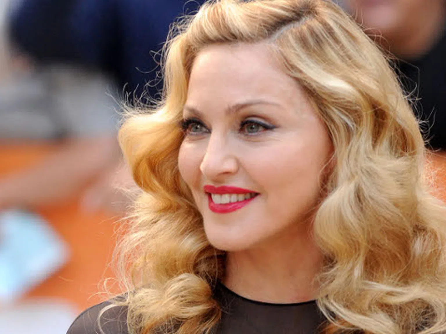 Мадона пуска втора модна линия - Truth Or Dare By Madonna