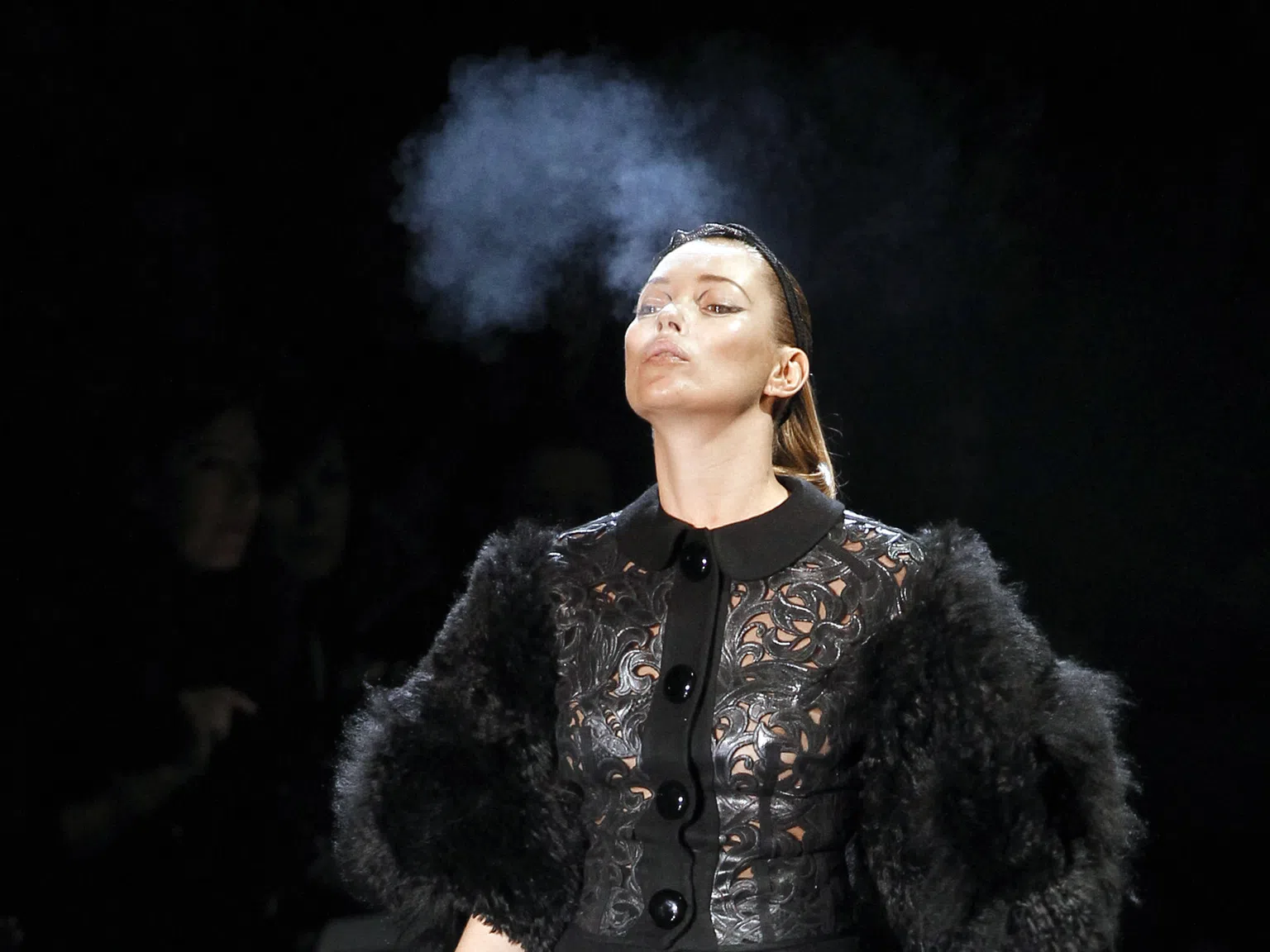 Кейт Мос закри ревюто на Louis Vuitton пафкайки