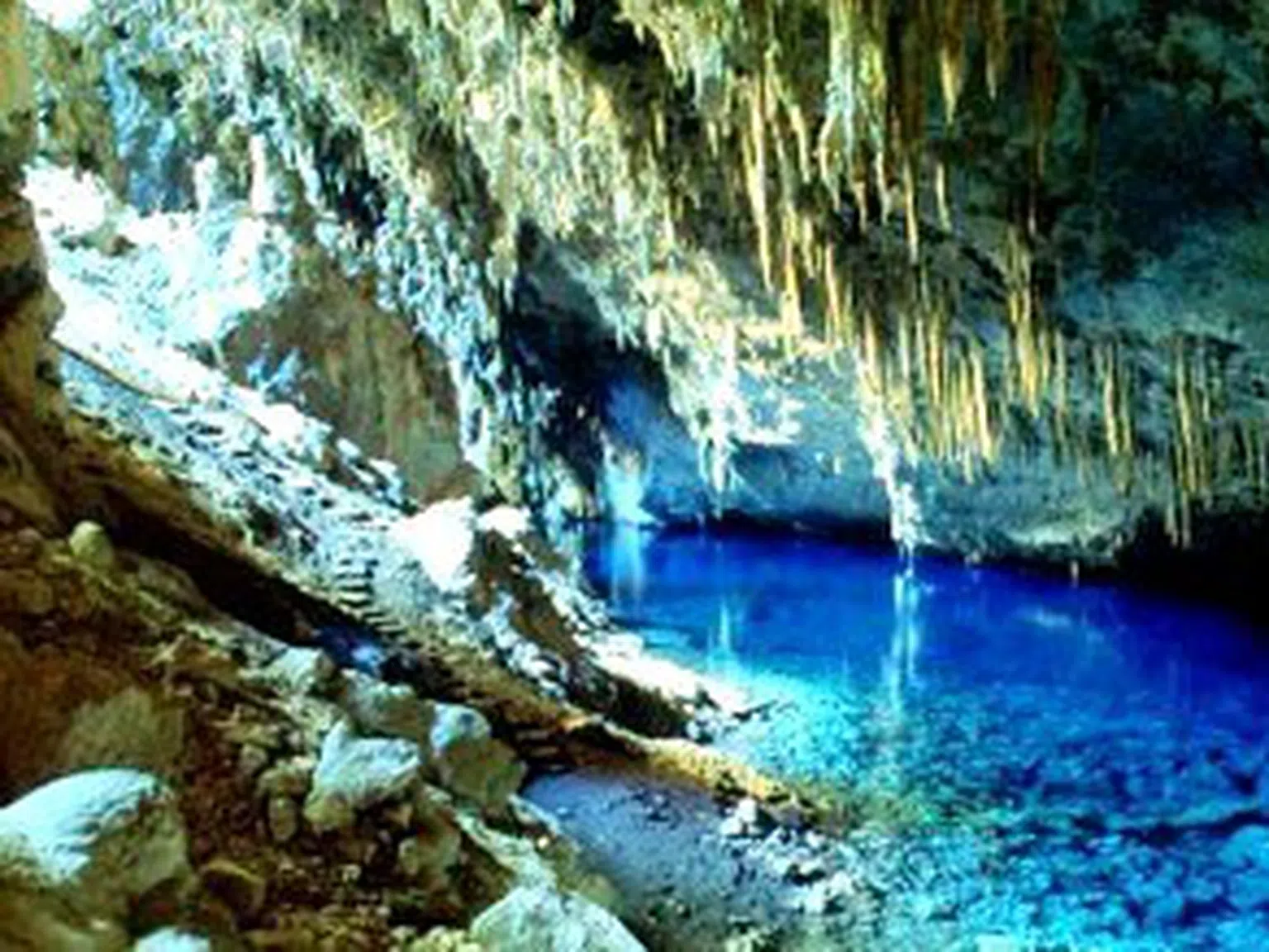 Пещерата със синьото езеро