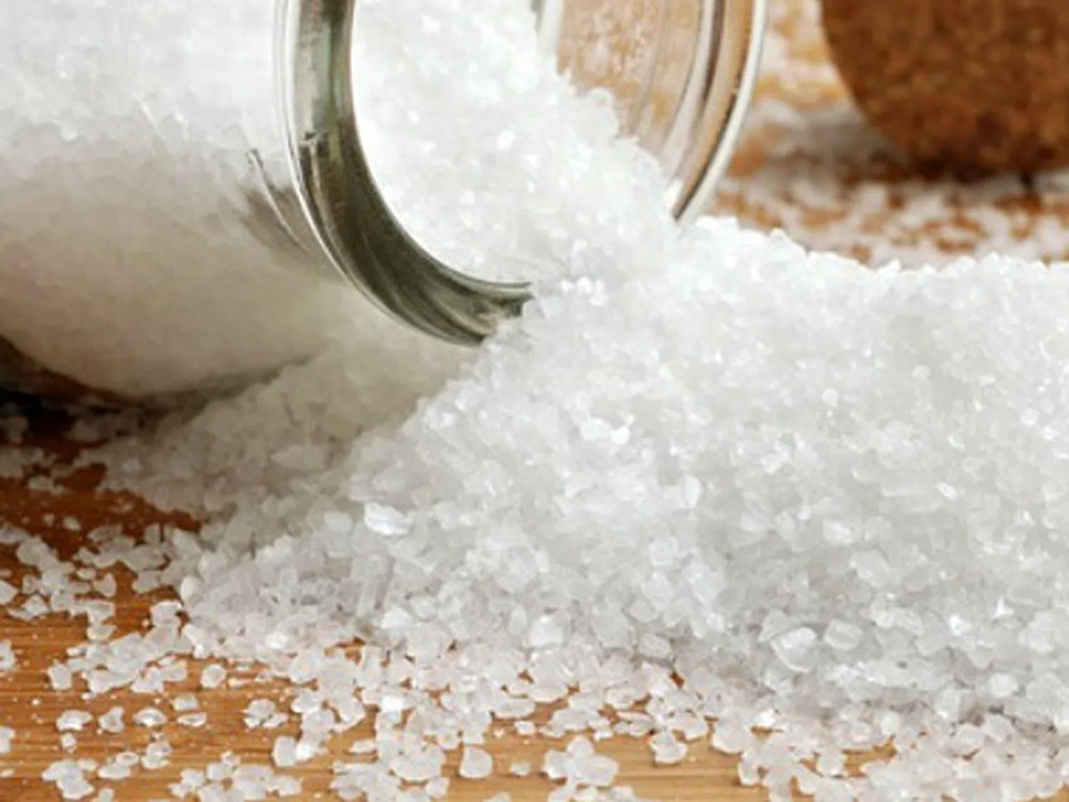 Защо трябва да спрем трапезната сол и с какво да я заместим