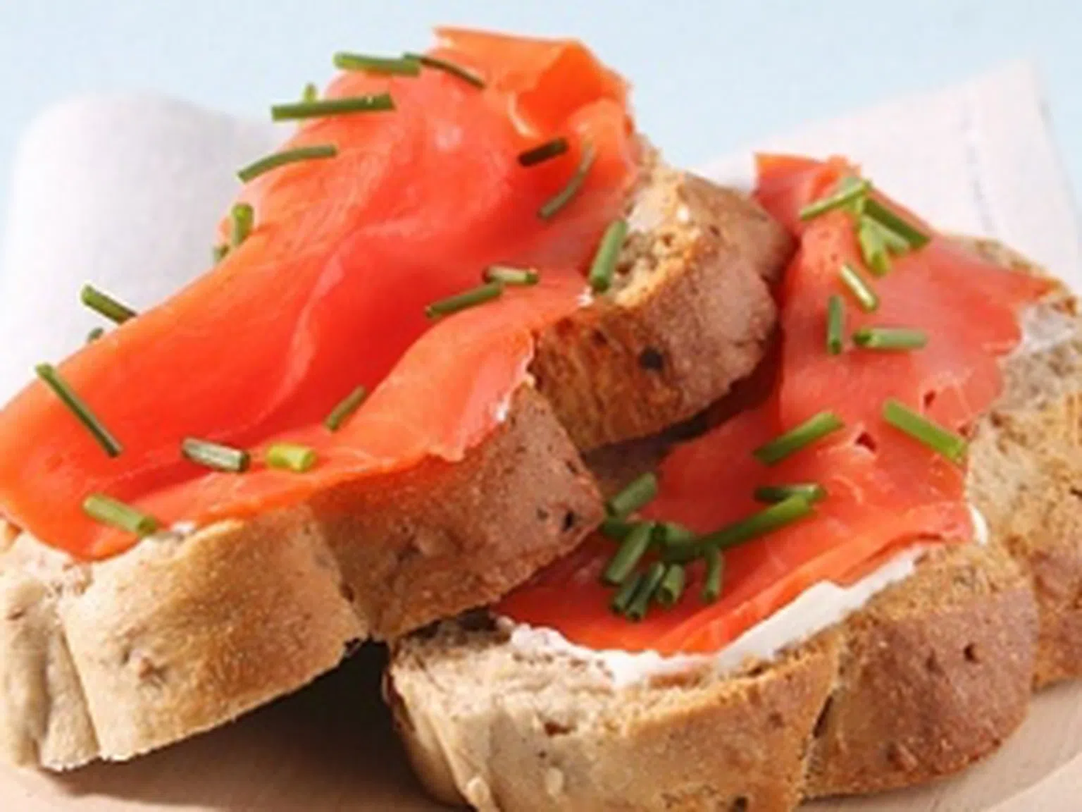 Бърза домашна закуска: сандвичи със сьомга