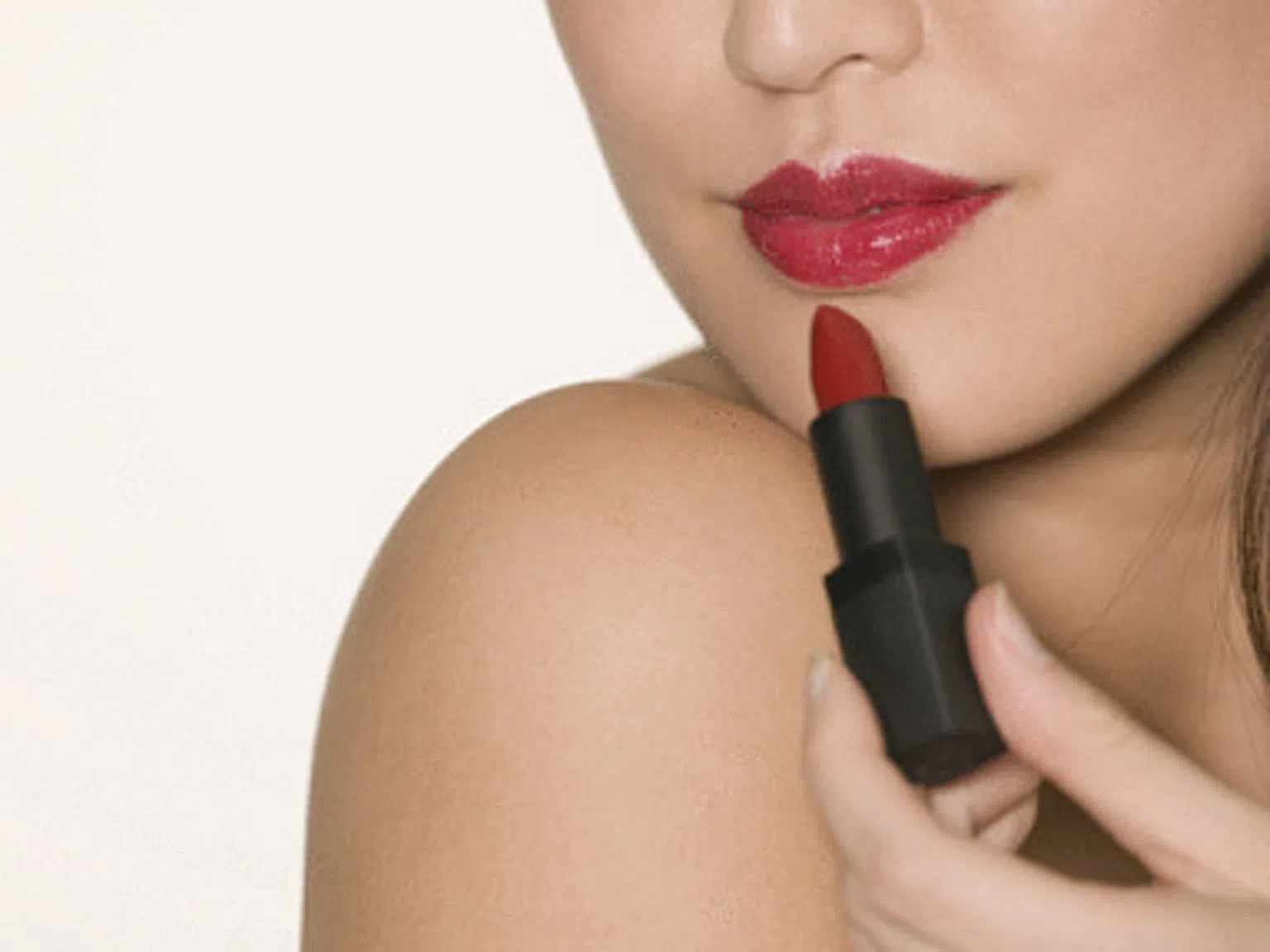 Жените хвърлят по-голямата част от козметиката си