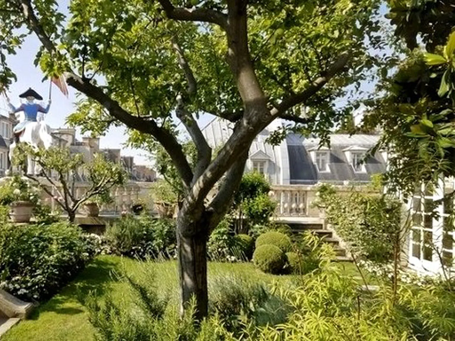 Романтичната градина на Hermès