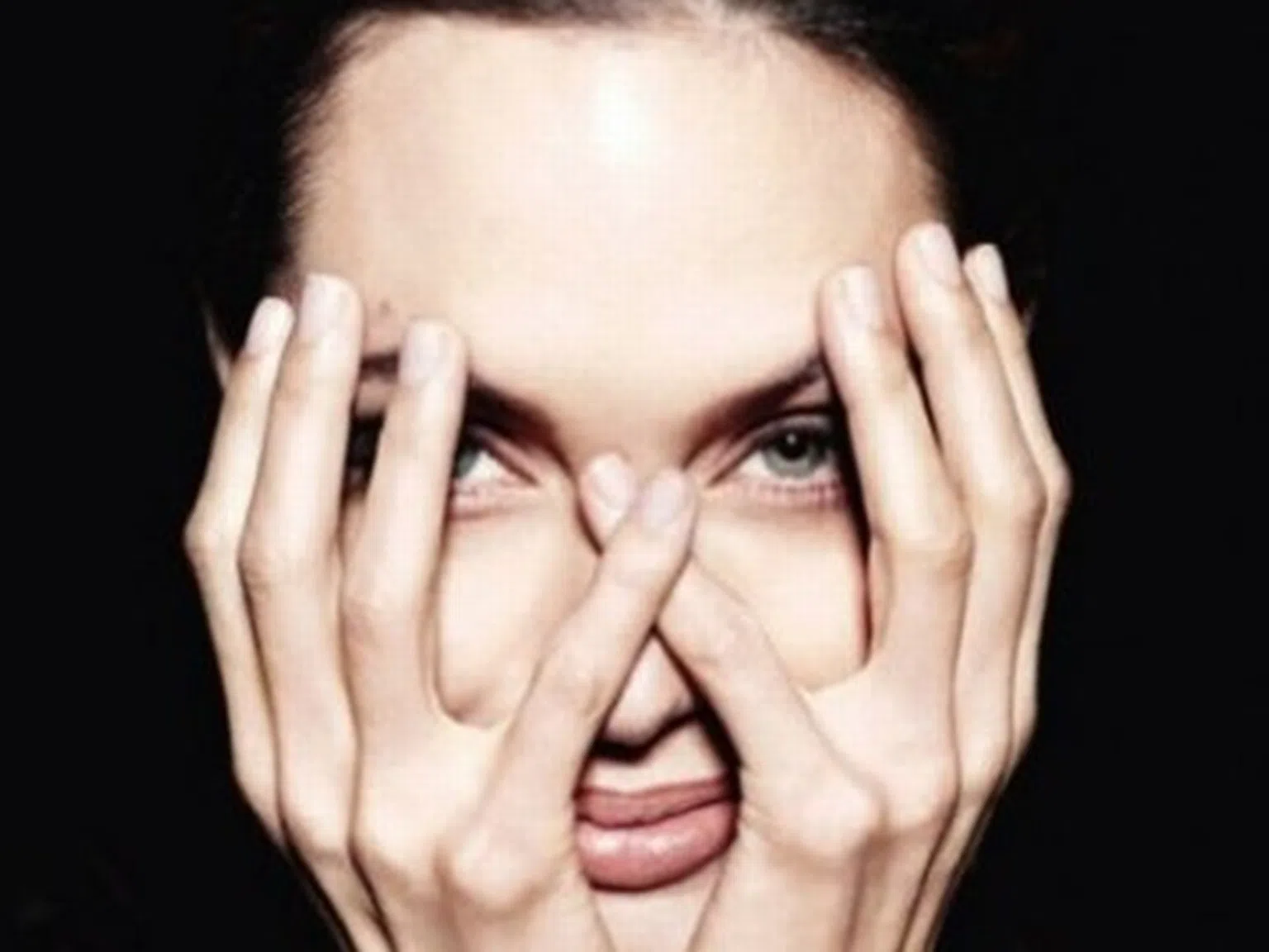 Анджелина Джоли с "черна" фотосесия (снимки)