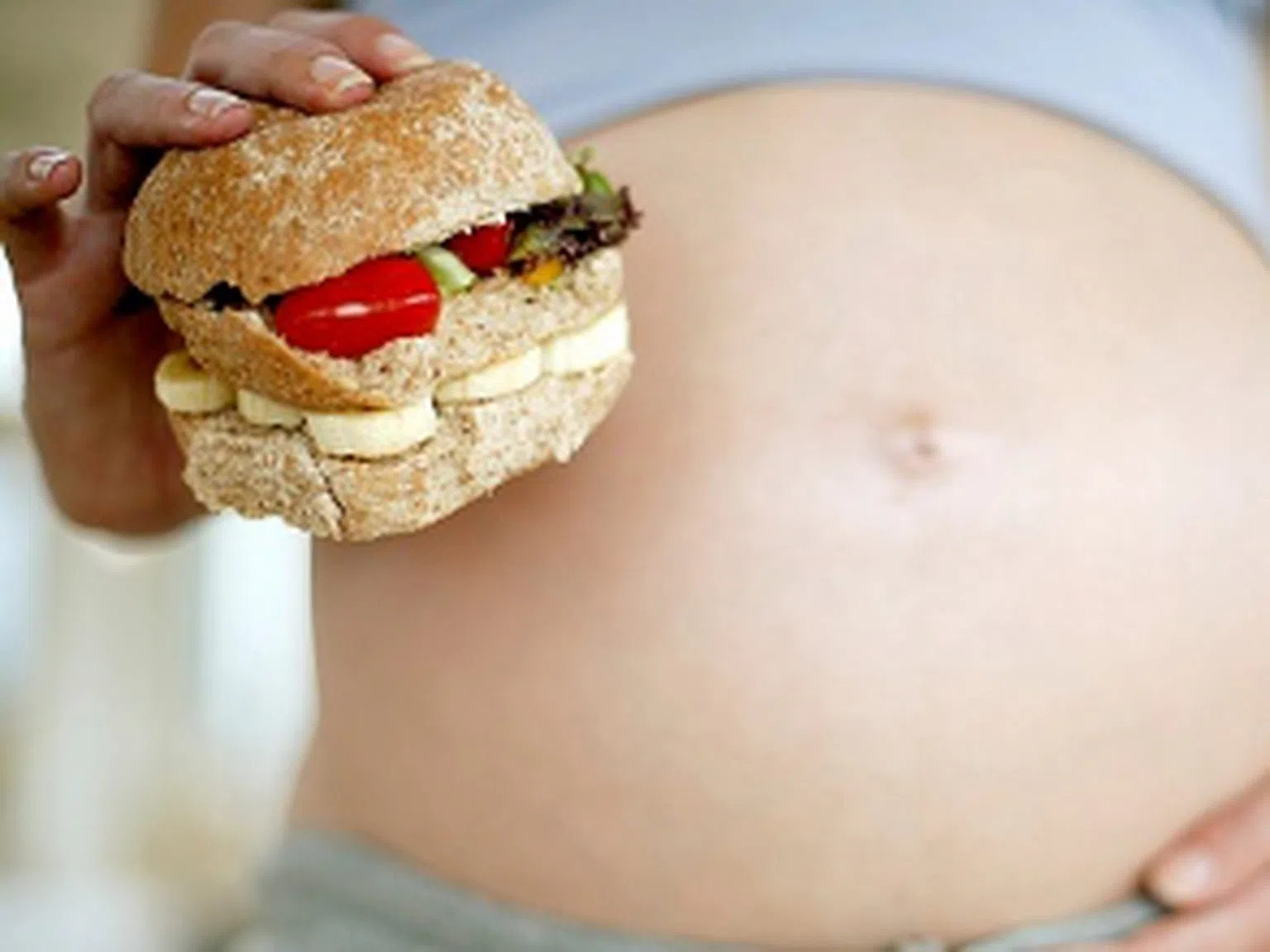 Яденето за двама през бременността е мит
