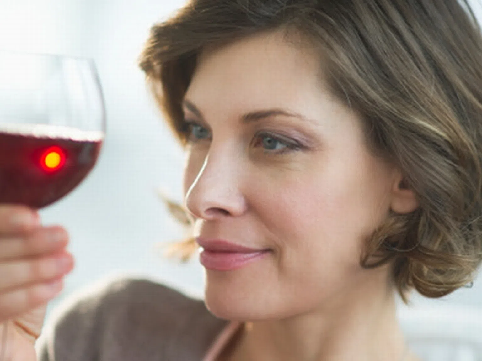 Чаша червено вино на ден заздравява костите