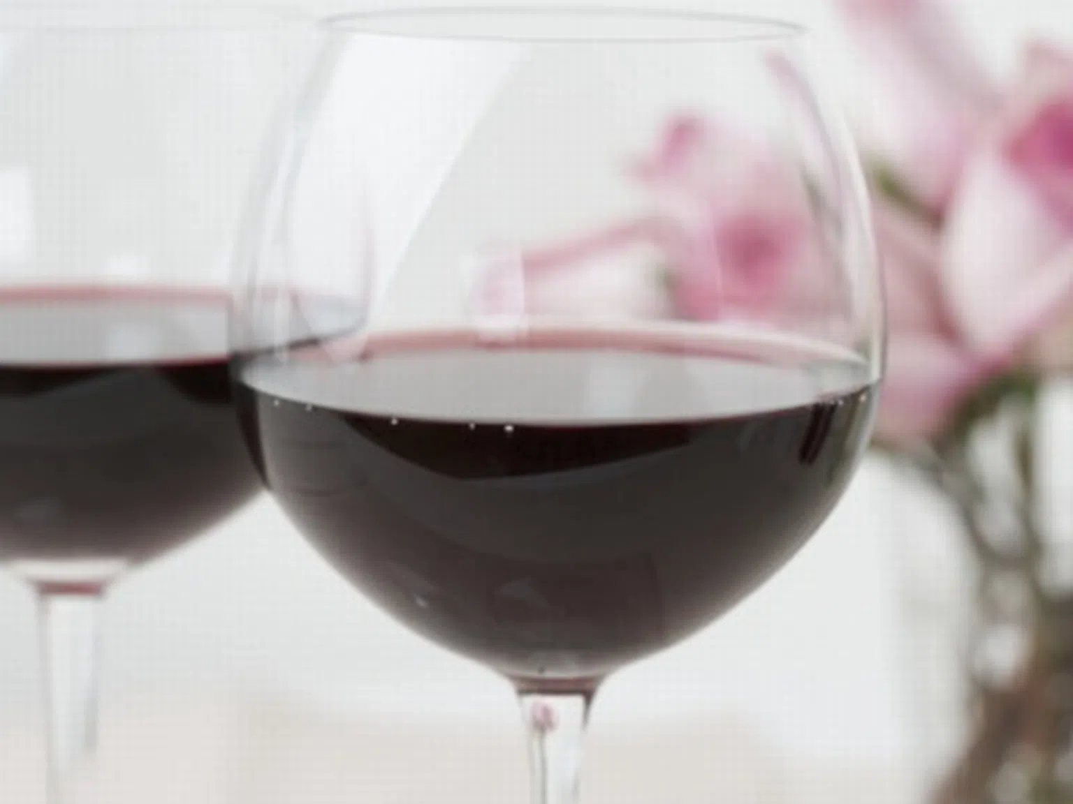 Червеното вино спира развитието на рака на гърдата