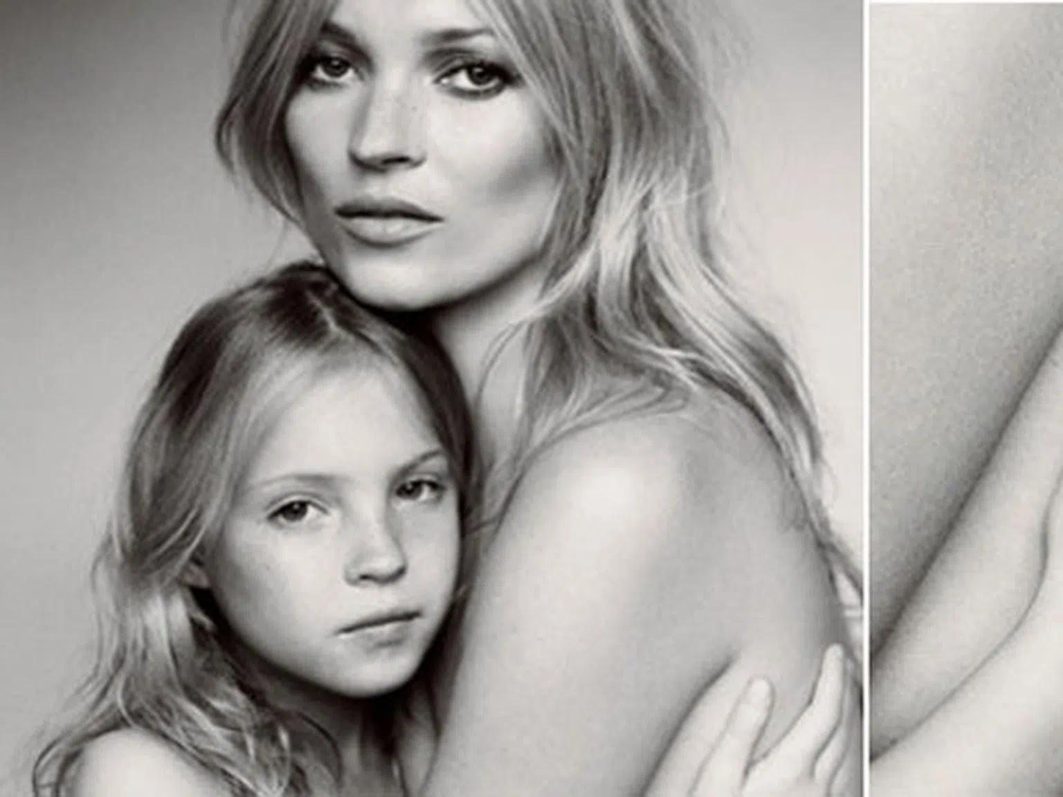 Фотошоп или да: Vogue "отряза" два пръста на дъщерята на Кейт Мос