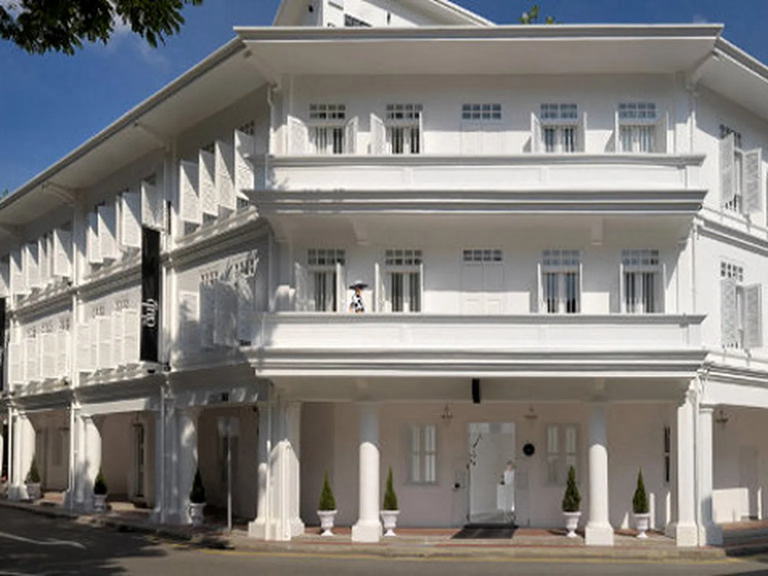 Уникален хотел с черно-бял интериор в Сингапур