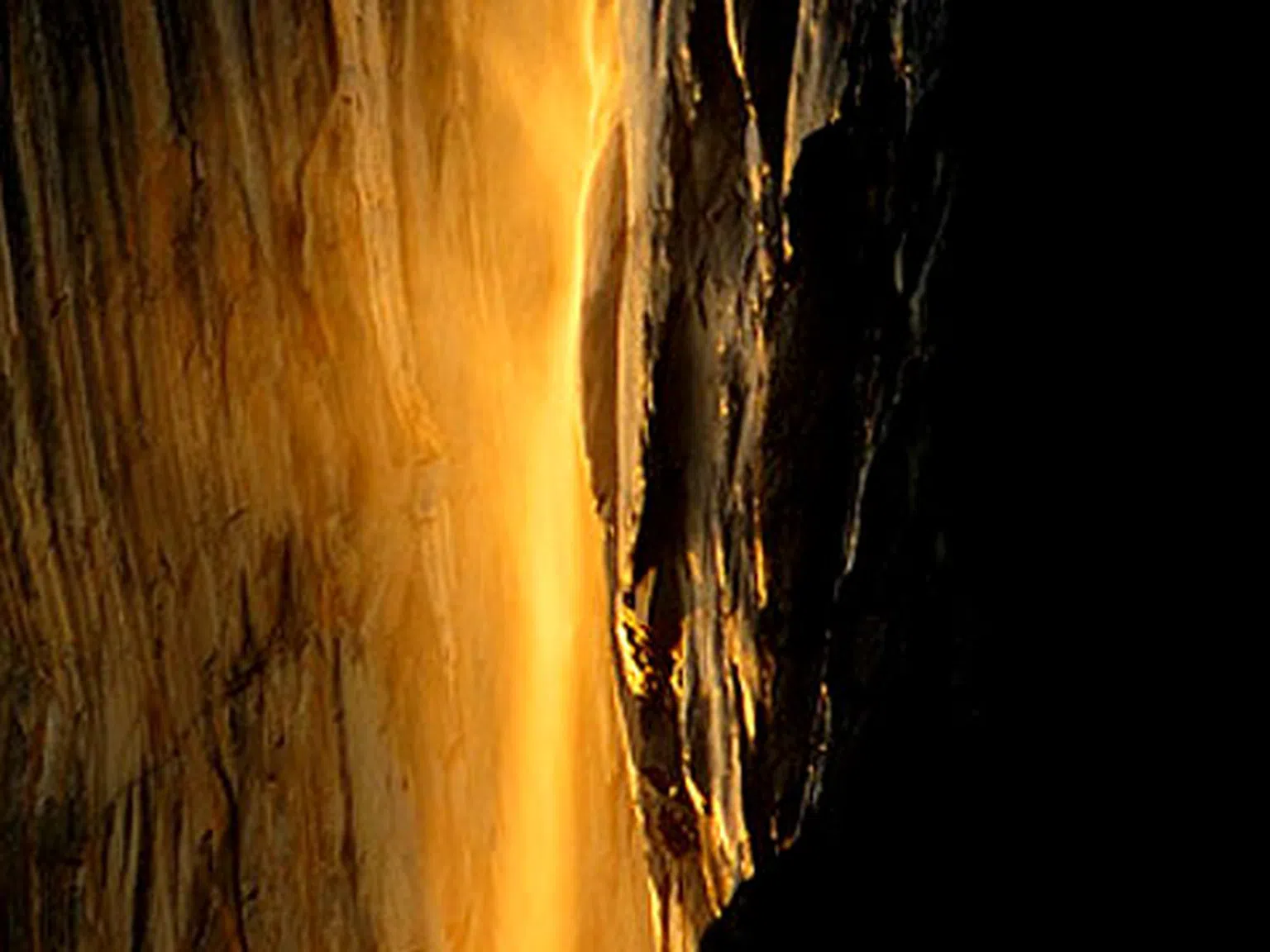 Нереално красив: Огненият водопад