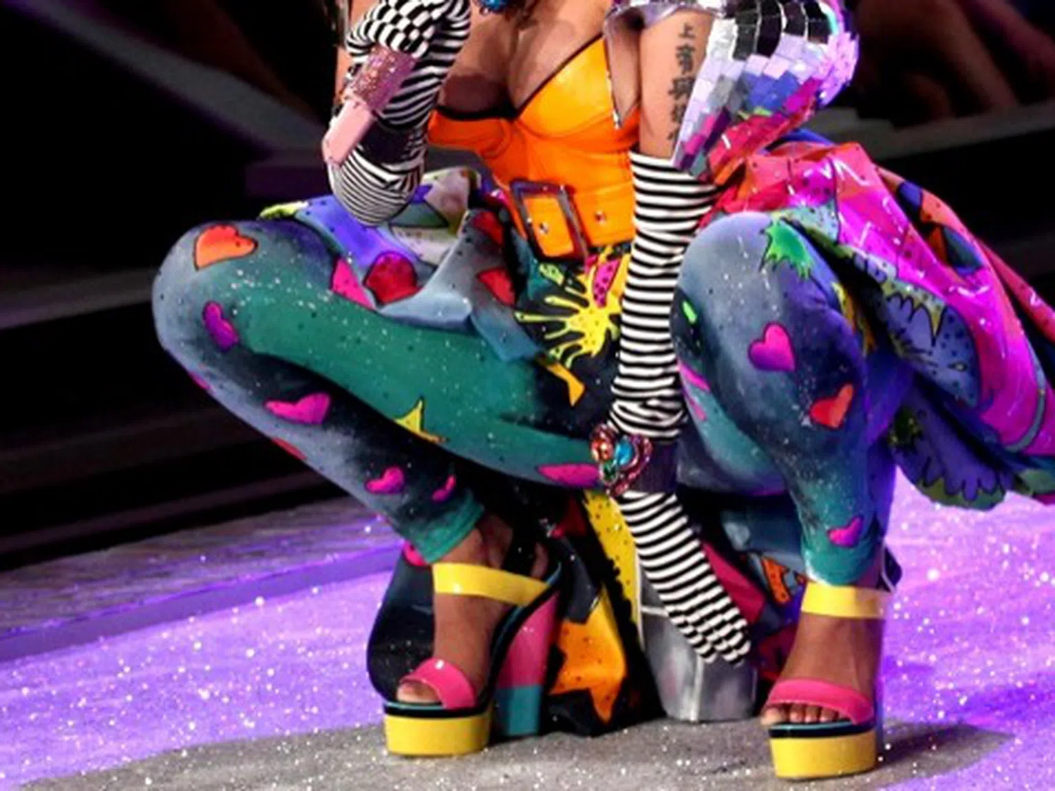 Цветна доза Giuseppe Zanotti върху краката на Ники Минаж