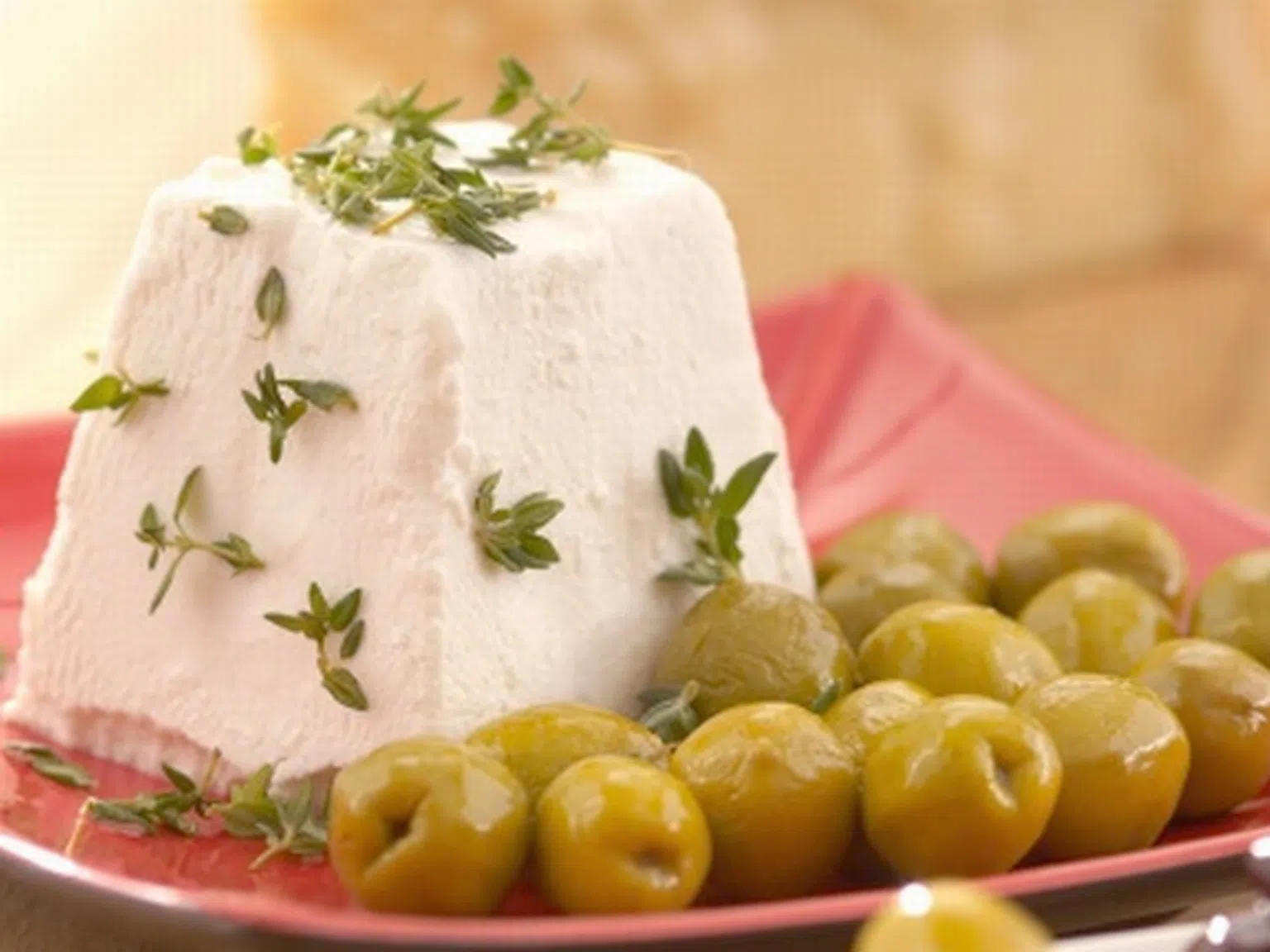 Пикантно сирене с боровинки и маслини