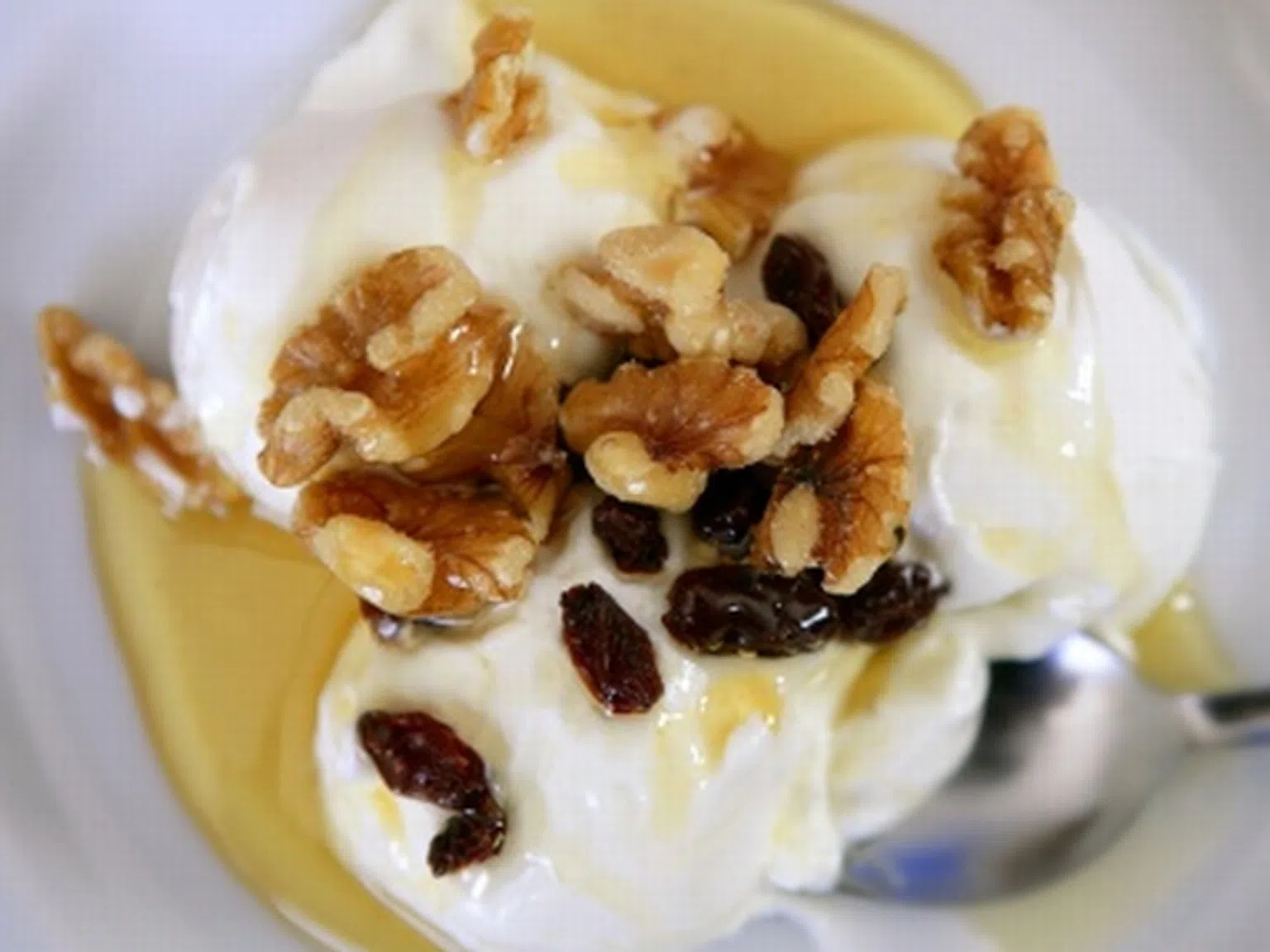 Яжте йогурт и орехи за стройна фигура