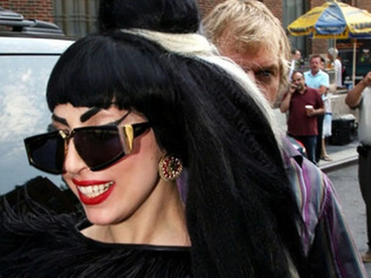 Лейди Гага се опитва да спаси косата си (снимки)