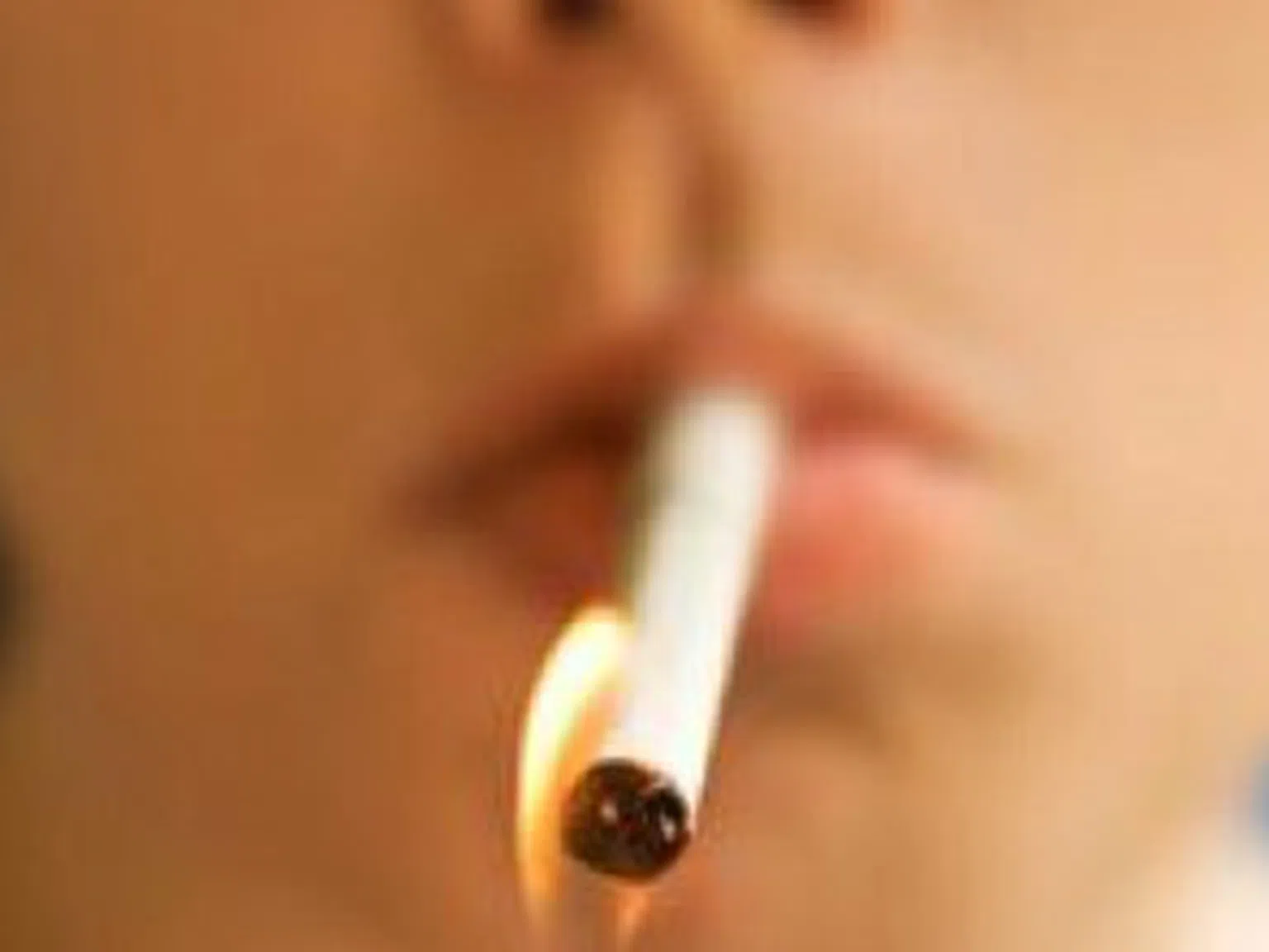 Пасивното пушене увеличава риска от рак на гърдата