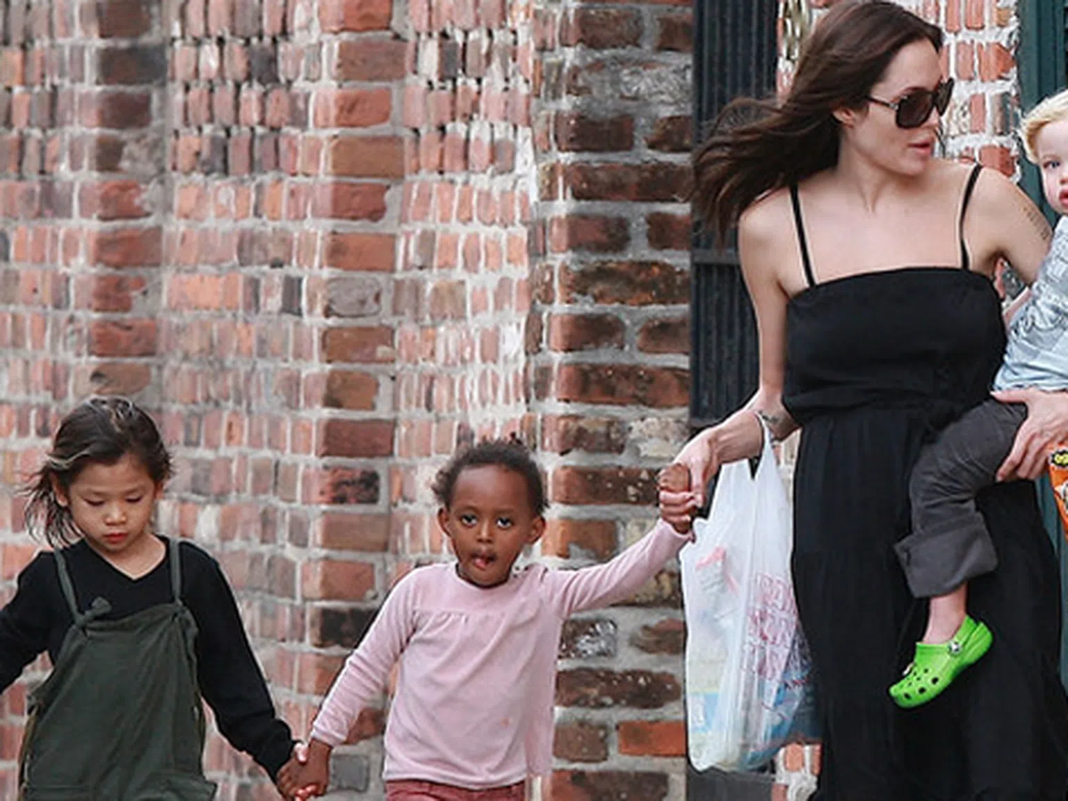 Децата на Анджелина Джоли обожават да похапват буболечки