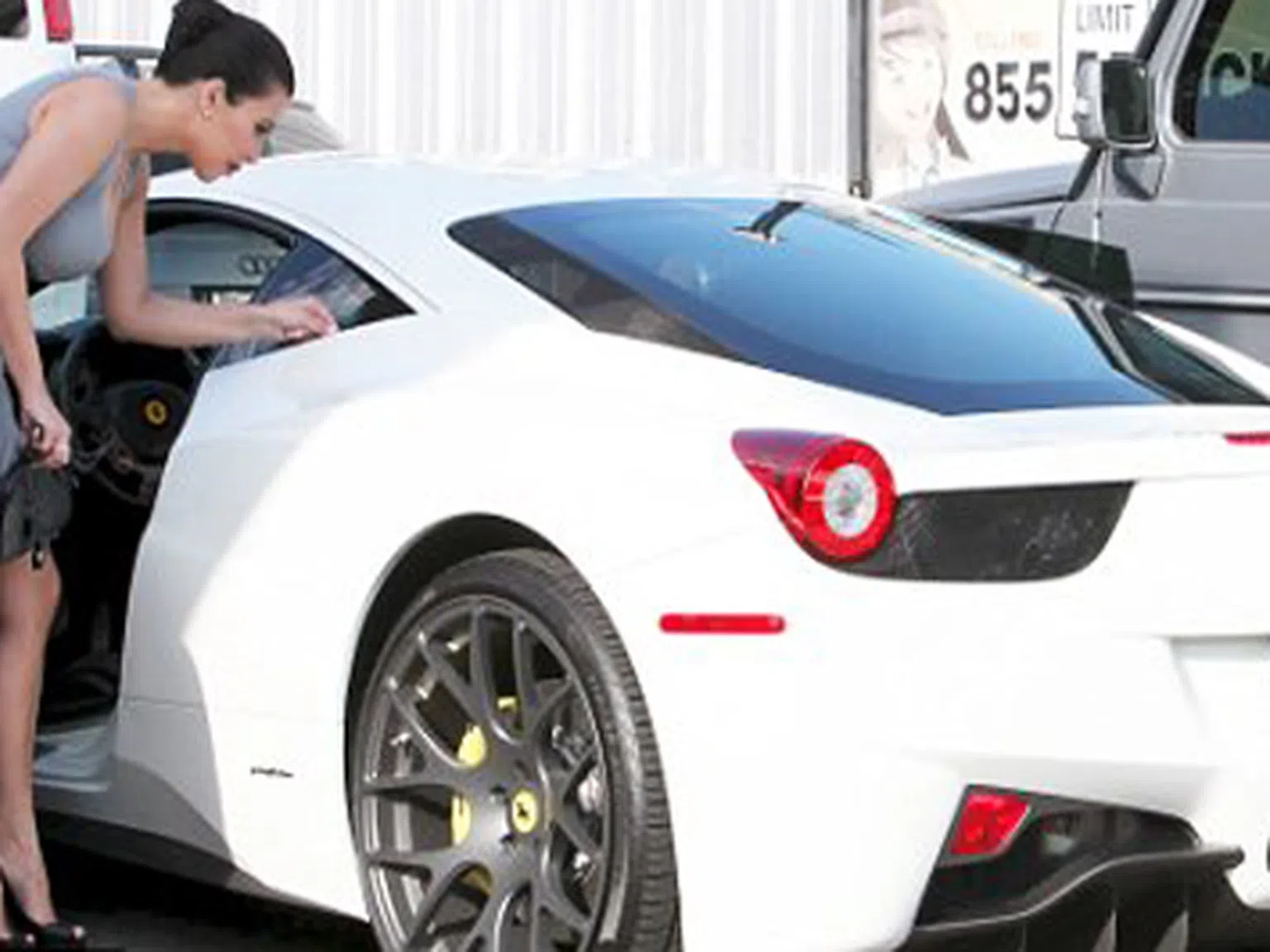 Ким Кардашиан си купи Ferrari за 300 000 долара (снимки)