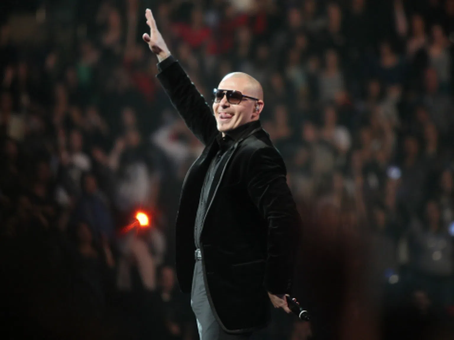 Pitbull съди Линдзи Лоън