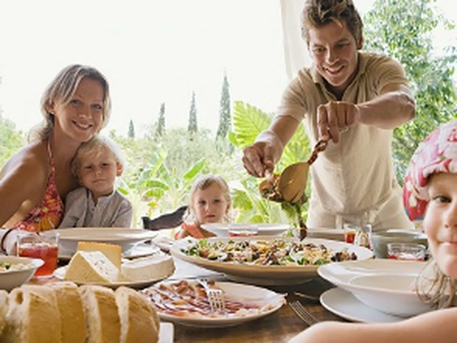 Семейната вечеря намалява риска от свръхтегло при децата