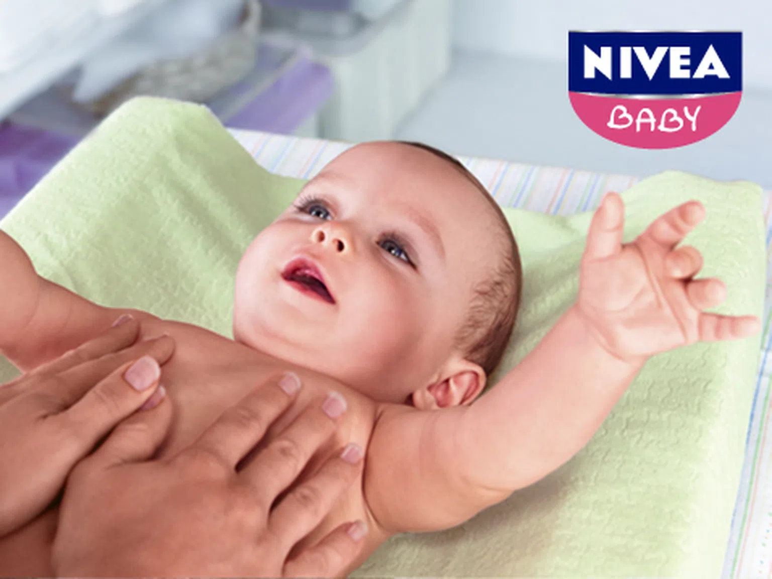 Нежна естествена грижа за бебето след къпане