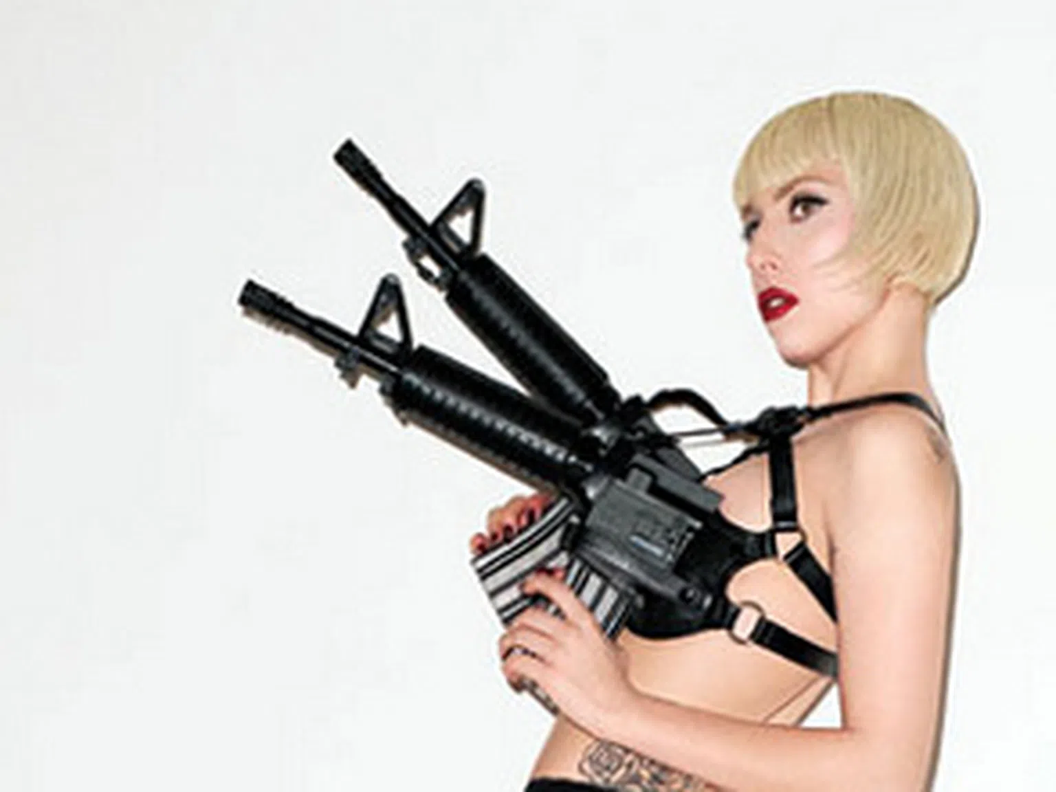 Лейди Гага качи трупове на сцената
