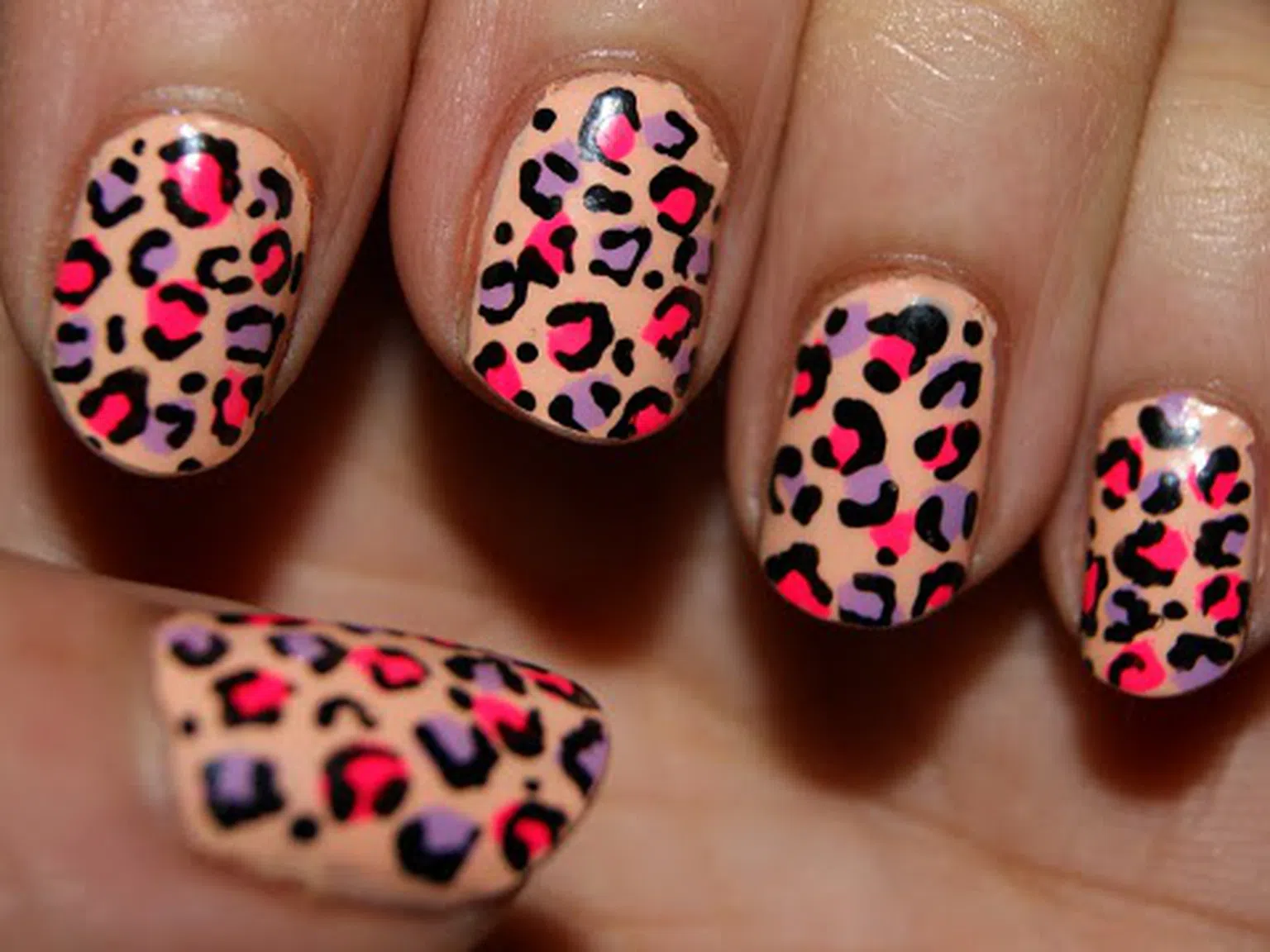 Леопардови петна върху ноктите