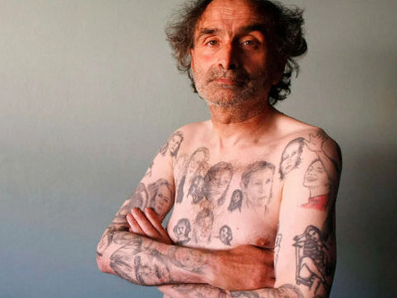 Мъж си татуира Джулия Робъртс 82 пъти
