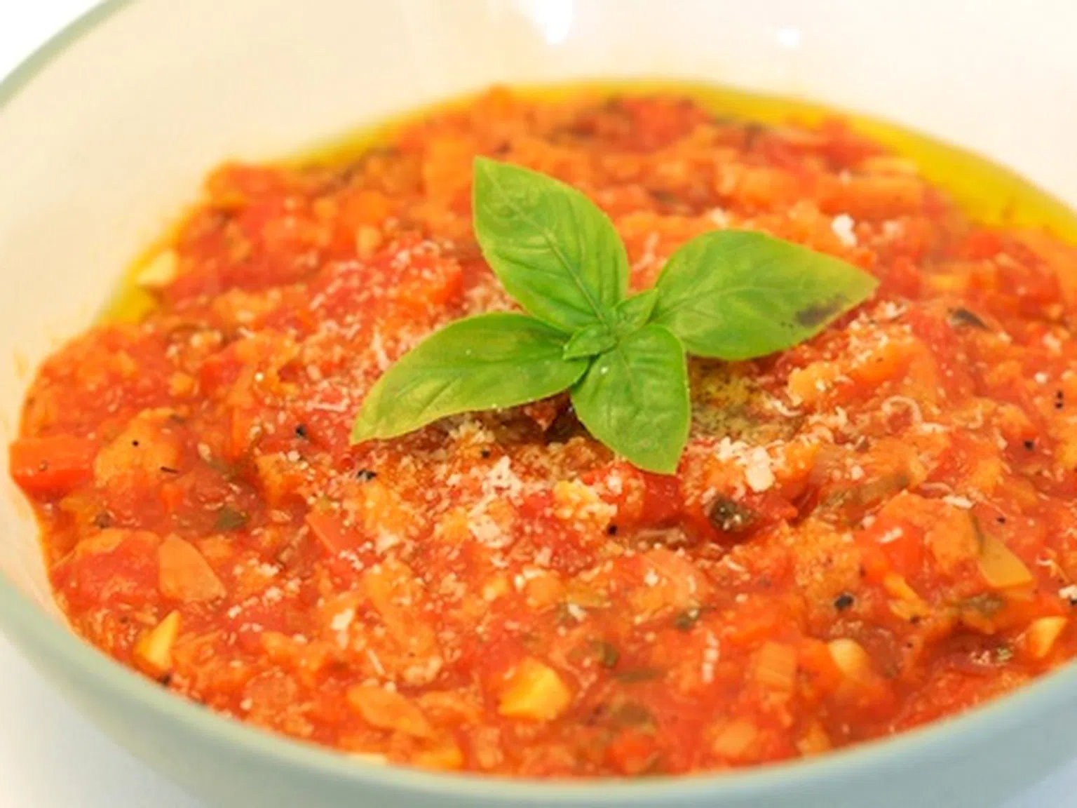 Супа с крутони, домати и чесън