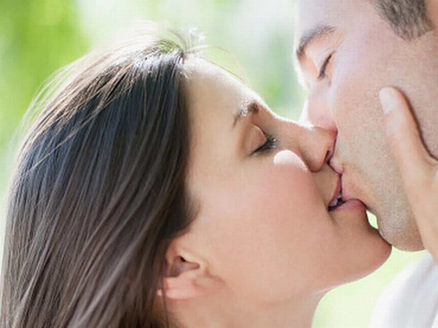 При целуването мъжете мислят, а жените просто се наслаждават