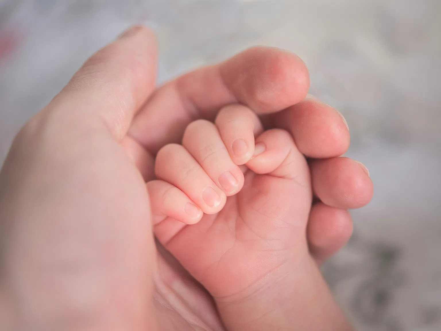 Нервната система и рефлексите на новороденото: Какво реално усеща и възприема бебето?