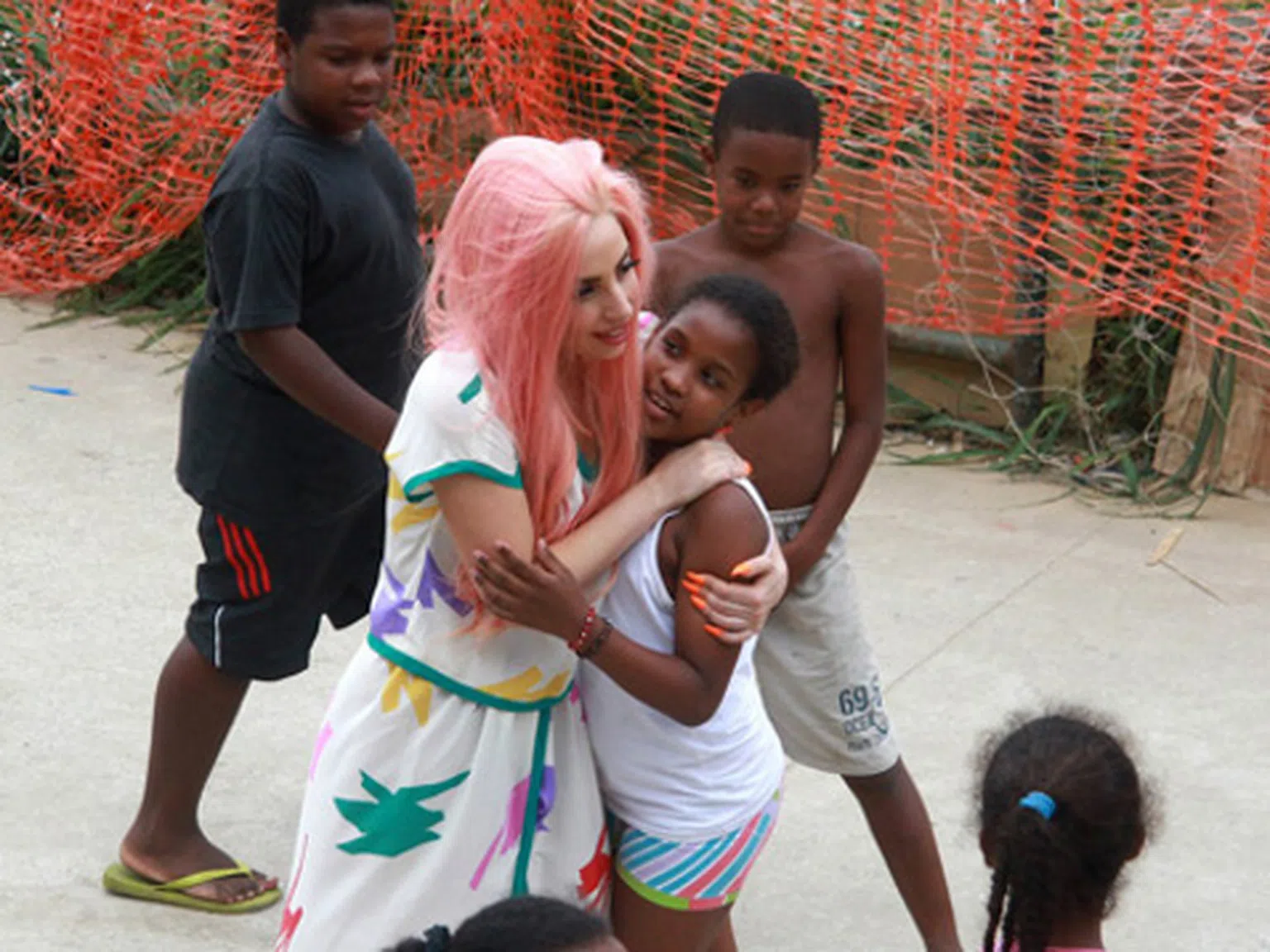 Лейди Гага в гето в Бразилия
