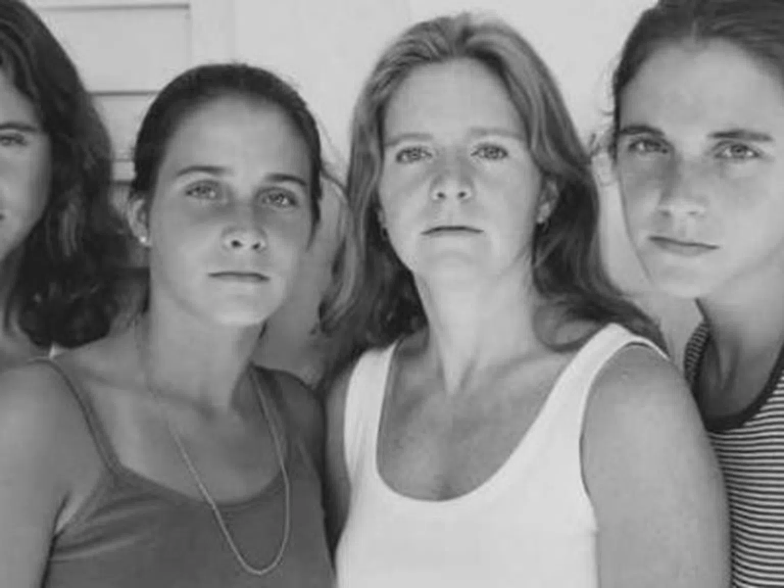 Забележителна 40-годишна фотопоредица на 4 сестри