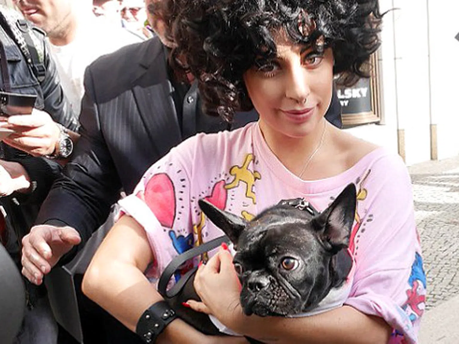 Лейди Гага само по тениска в Берлин
