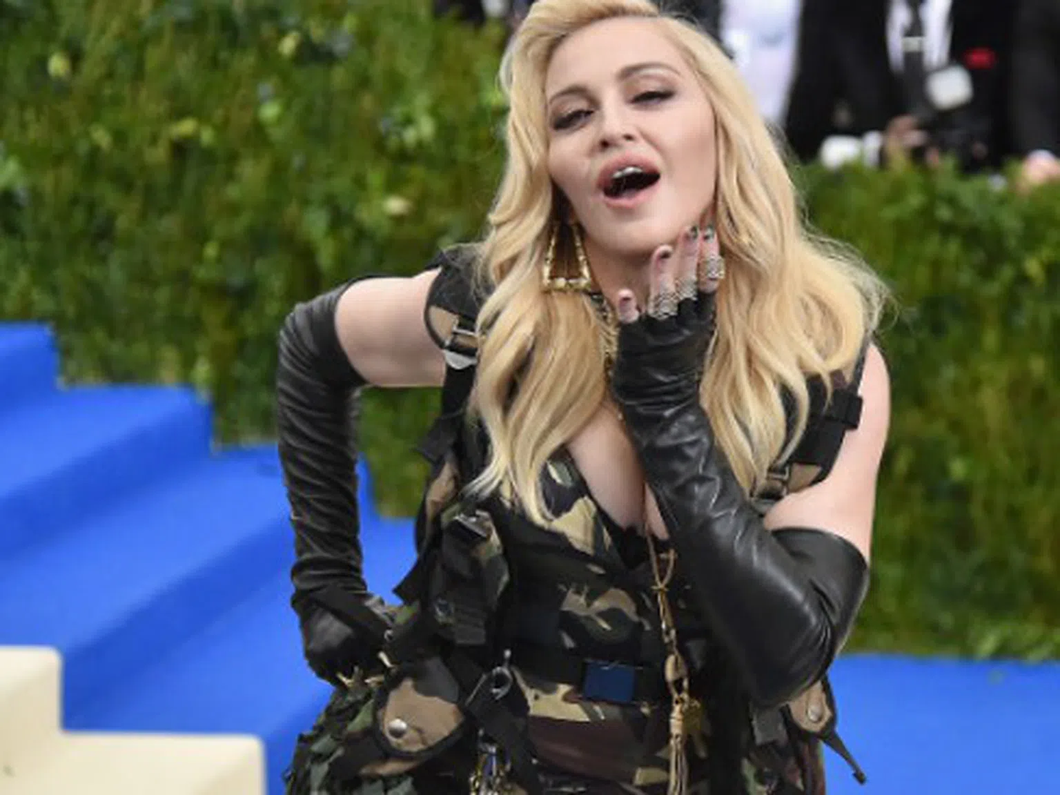 Голи гърди рекламират новия албум на Мадона