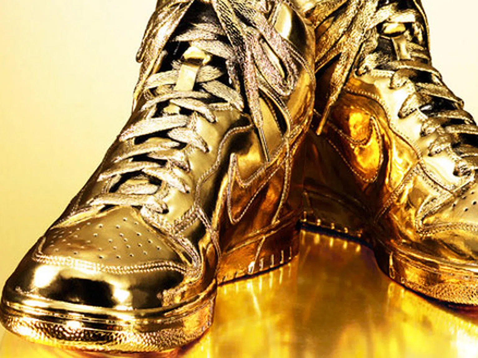 Златни маратонки Nike