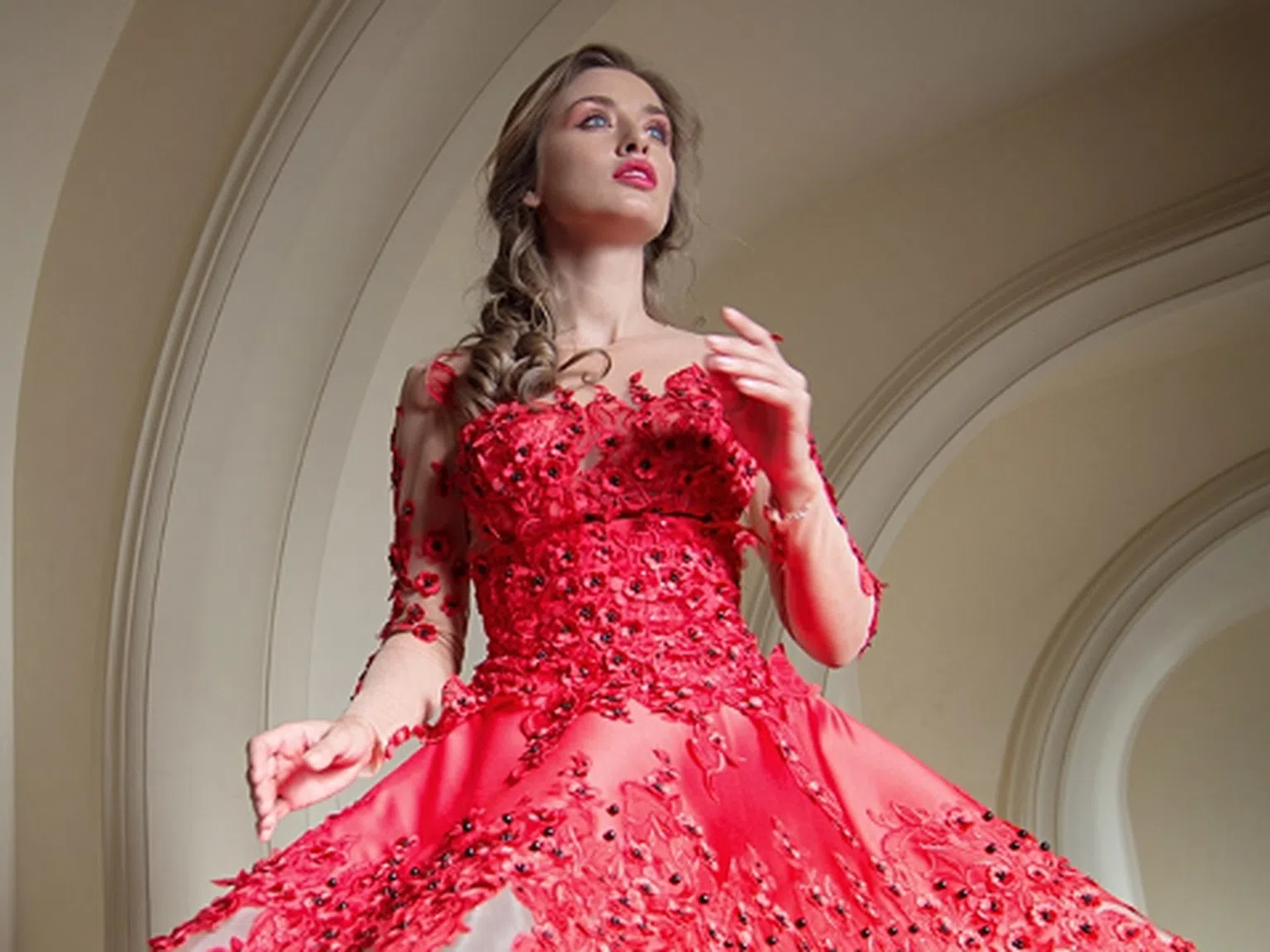 Саня Борисова позира с дизайнерски рокли в операта (Снимки)