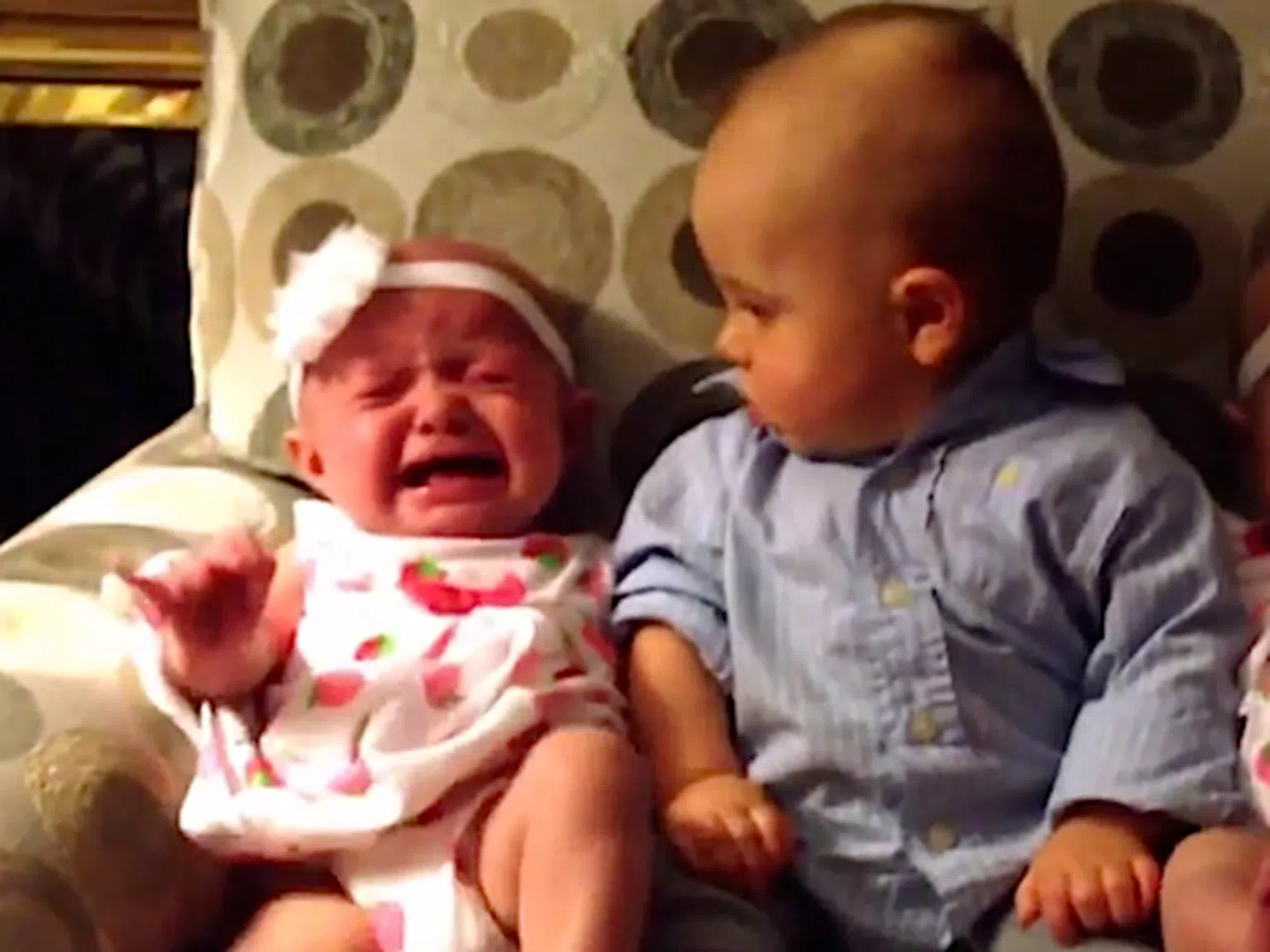Сладурски смях: Бебе вижда близнаци за първи път