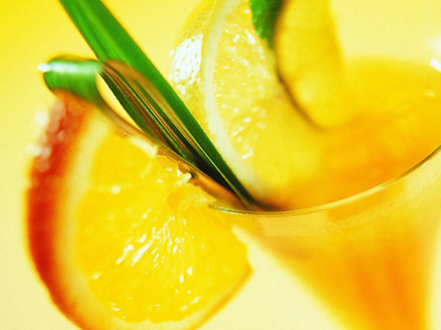 Свеж коктейл с лимон, портокал и боровинки