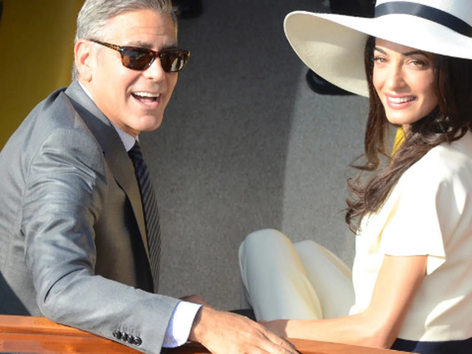 Амал с куп подаръци за Джордж Клуни след сватбата