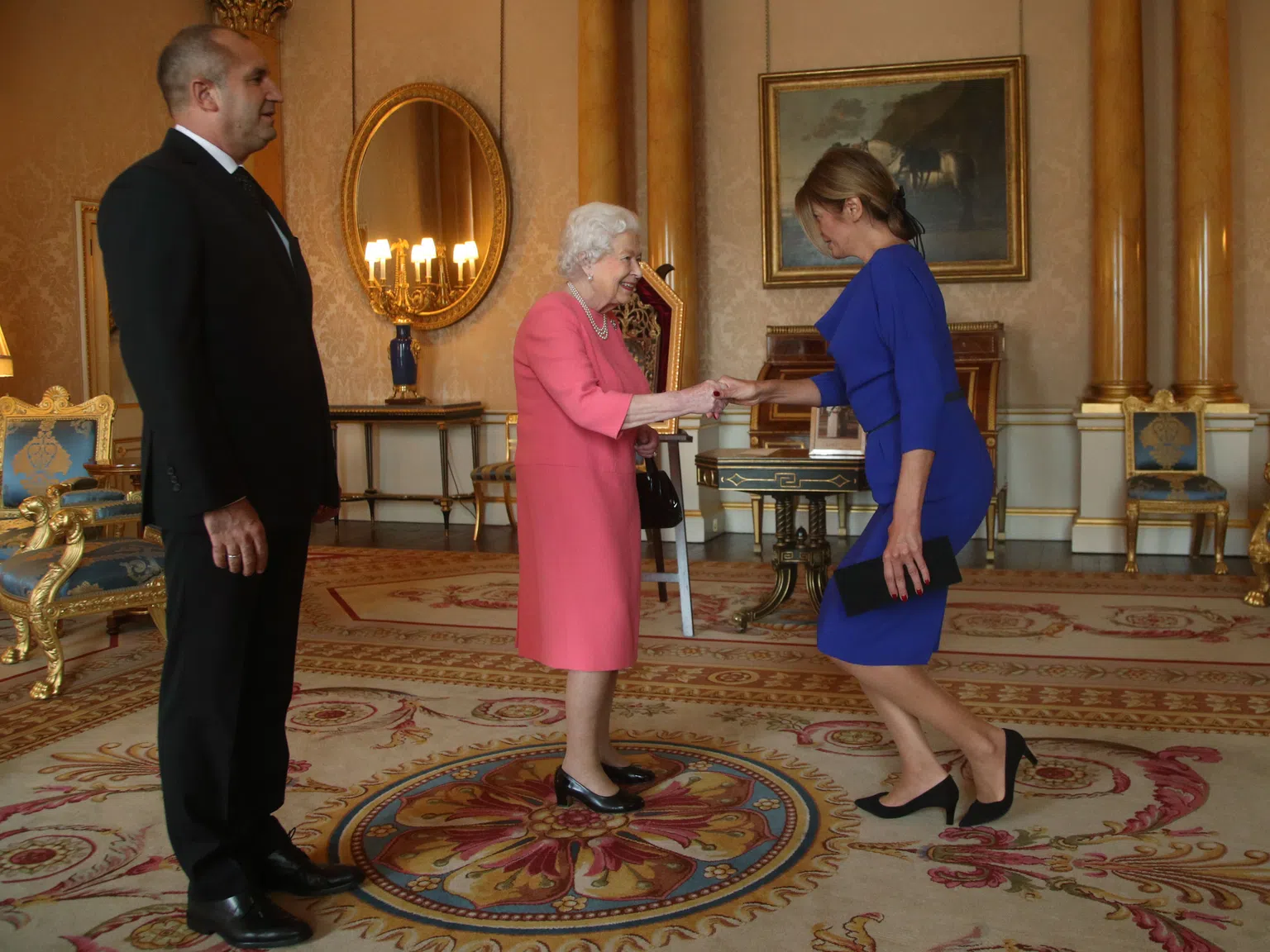 Вижте президента и съпругата му Деси Радева при кралица Елизабет II
