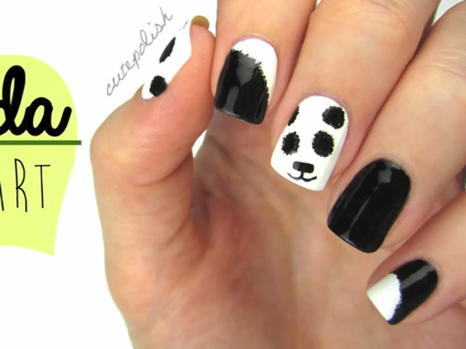 Една малка, сладка панда върху ноктите