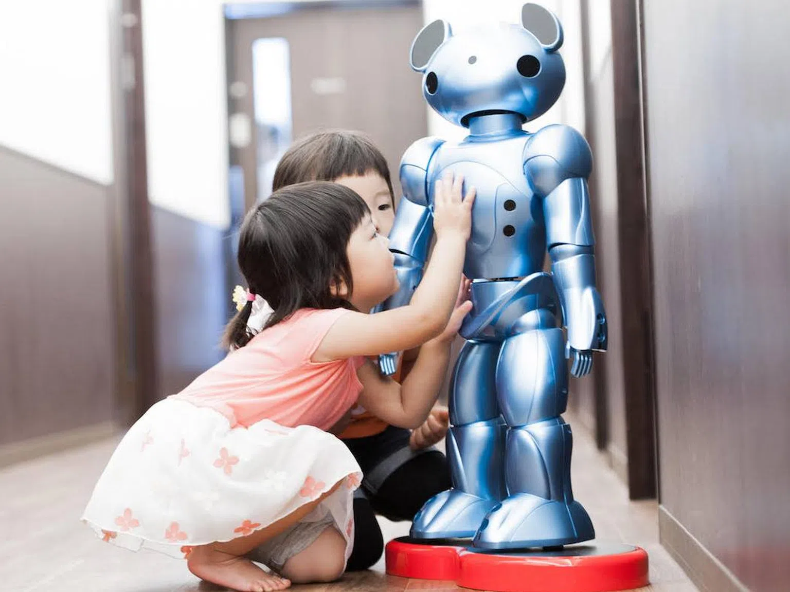 Айзък Азимов е пророк - роботи ще се грижат за децата в Япония