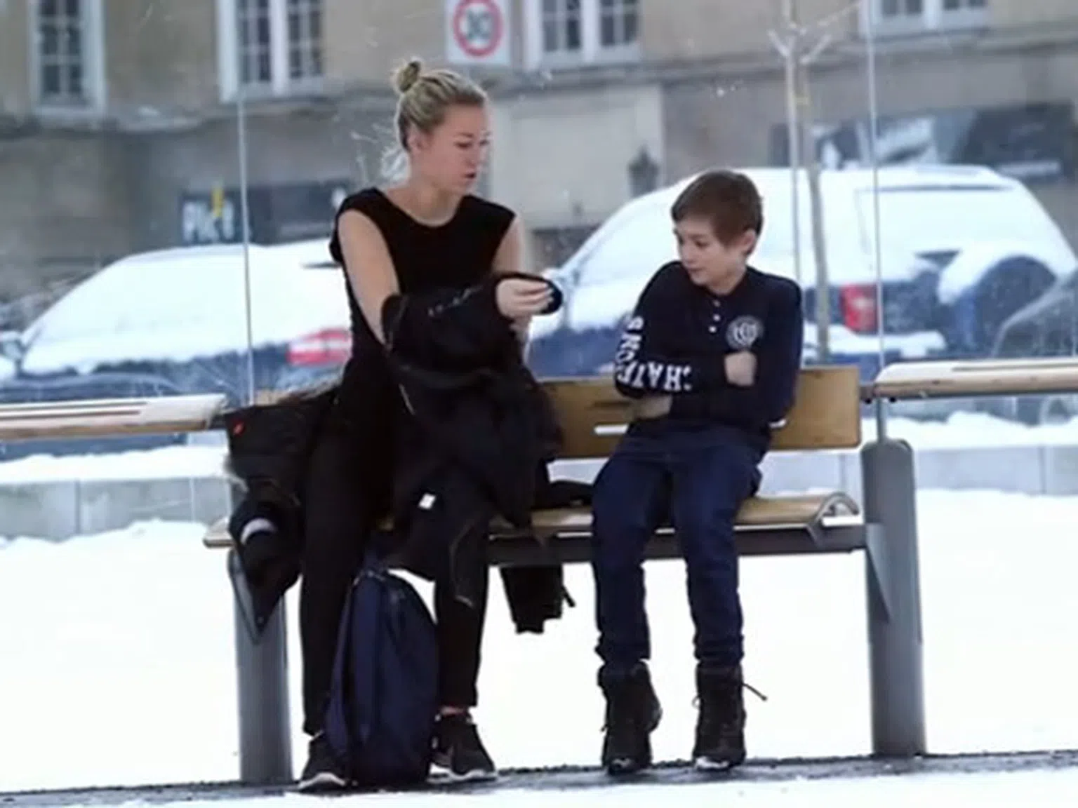 Какво бихте направили ако видите замръзващо дете на спирката?