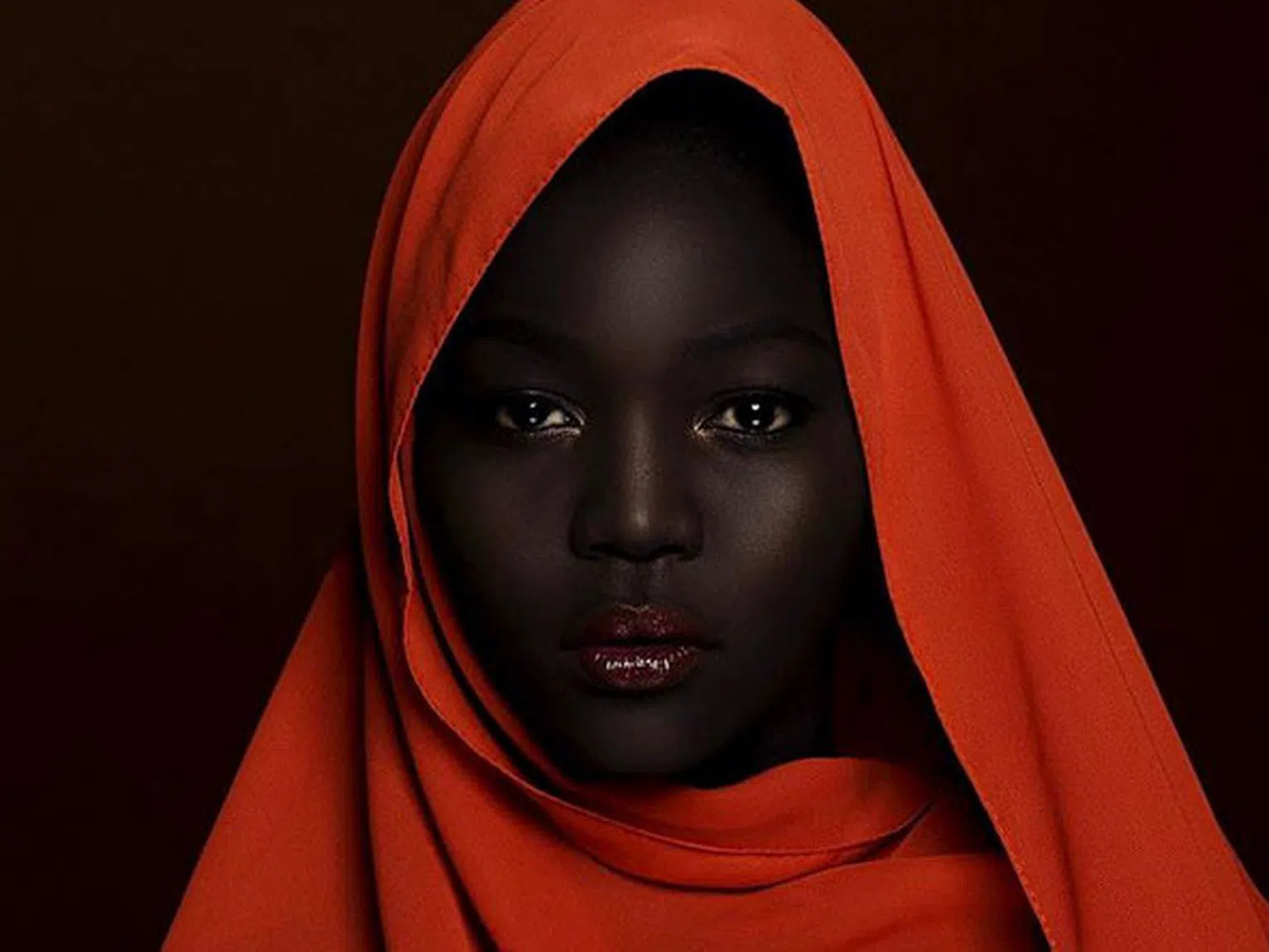 Тя е „Кралицата на мрака“ – моделът с най-тъмната кожа в света (Снимки)