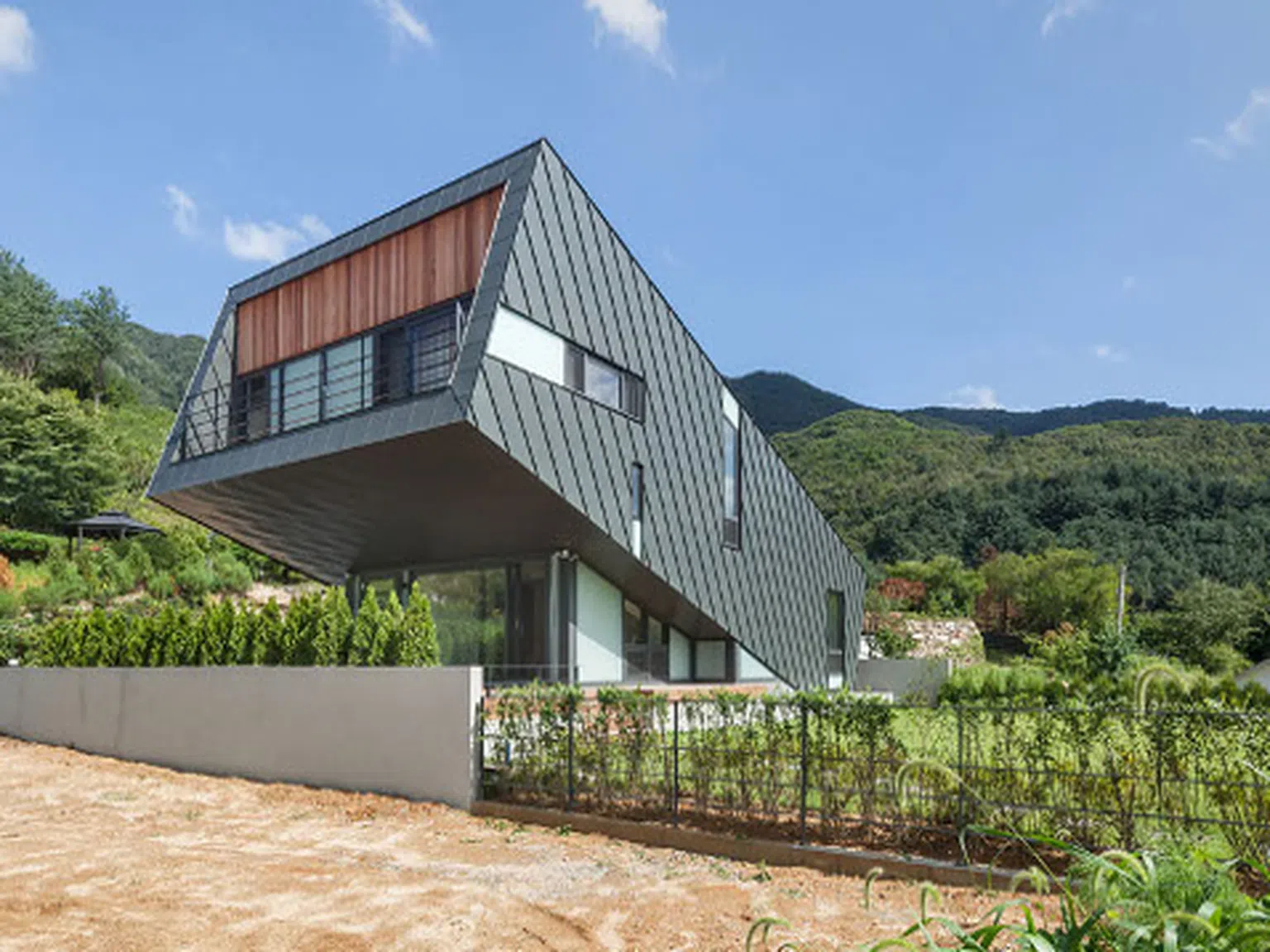“Килната“, но стилна къща в Южна Корея