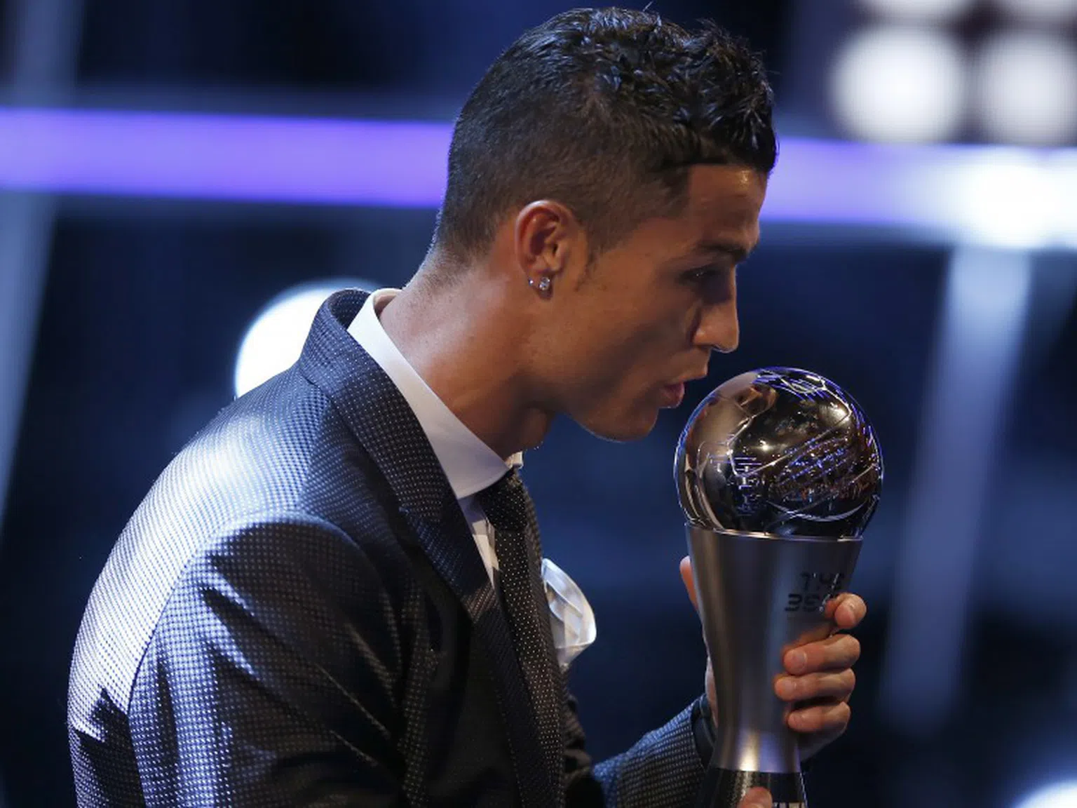 Любимата на Кристиано Роналдо показа коремчето си на наградите ФИФА