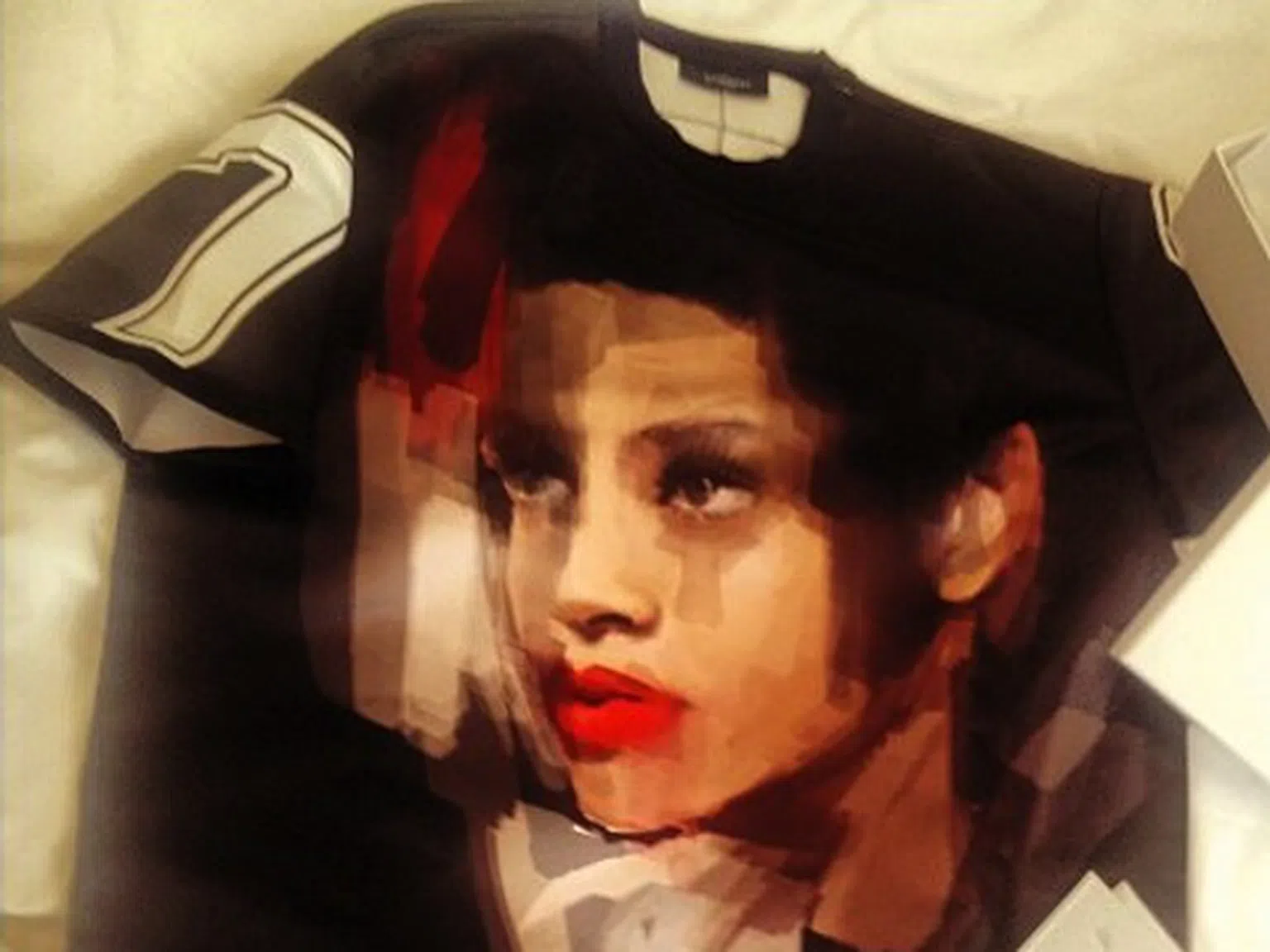 Givenchy създаде тениска с лика на Риана
